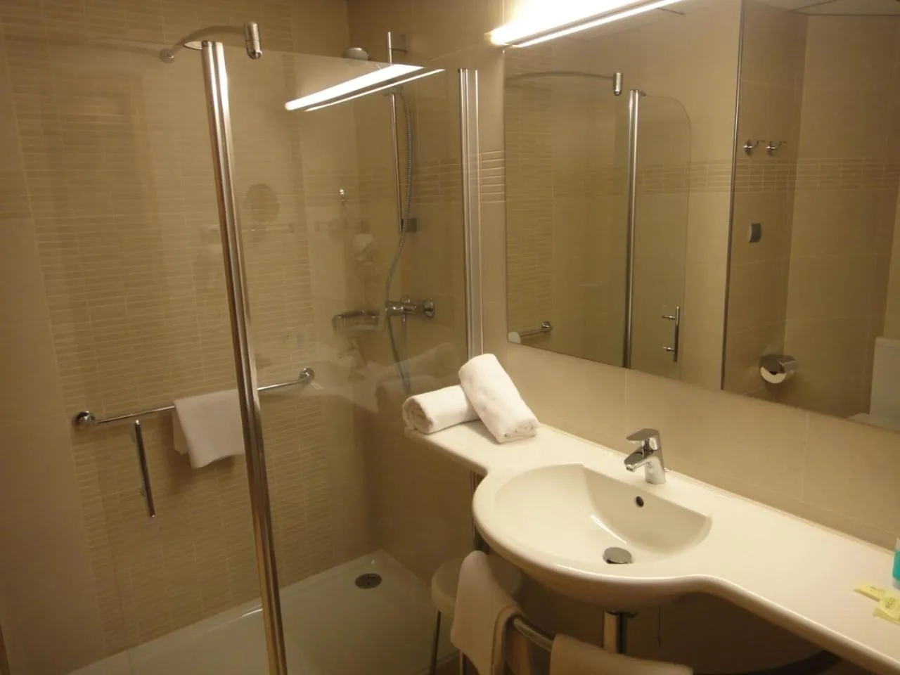 Bathroom in Riviera Beachotel - Adults Recommended