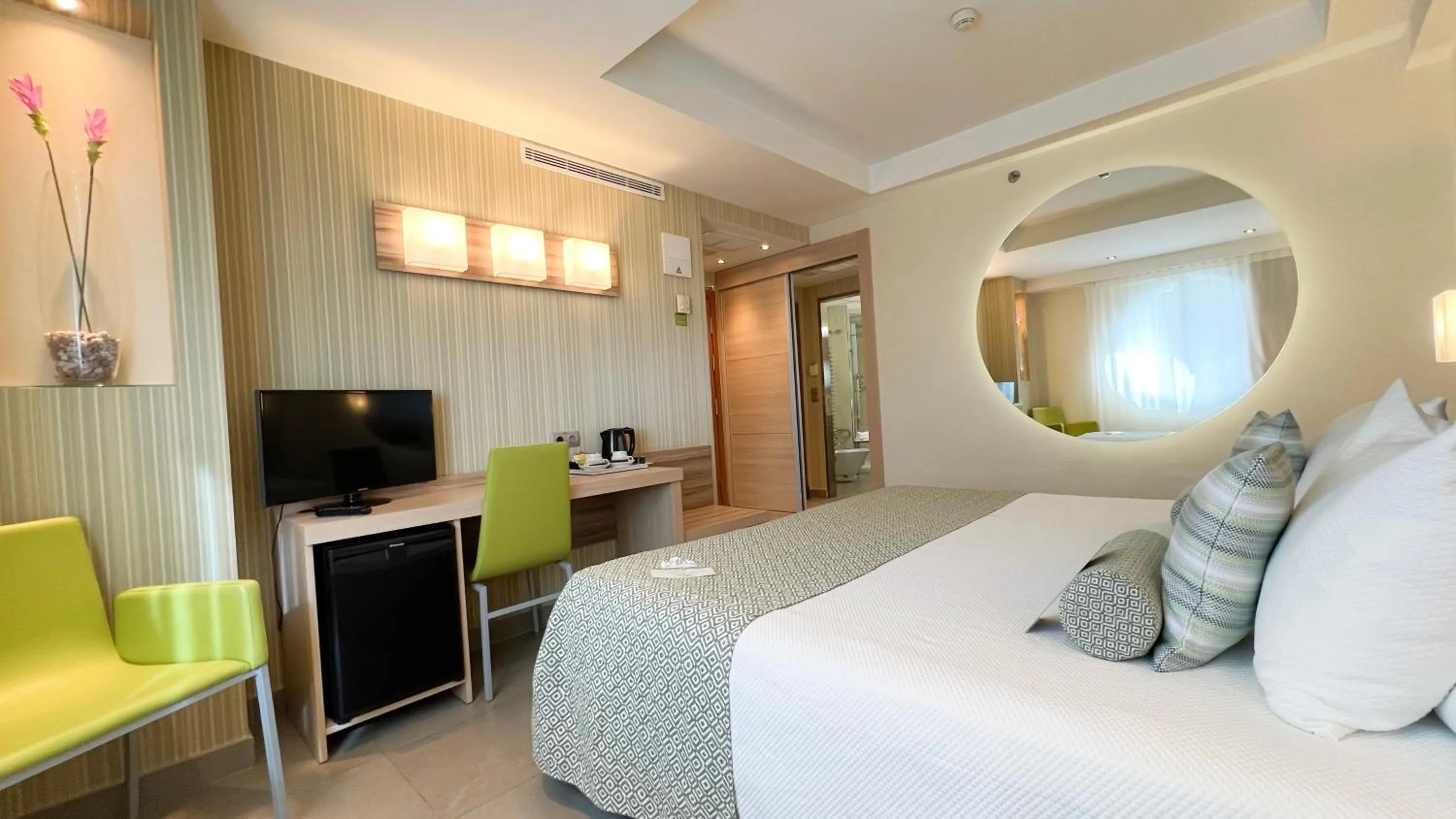 Bedroom, Bed in Riviera Beachotel - Adults Recommended