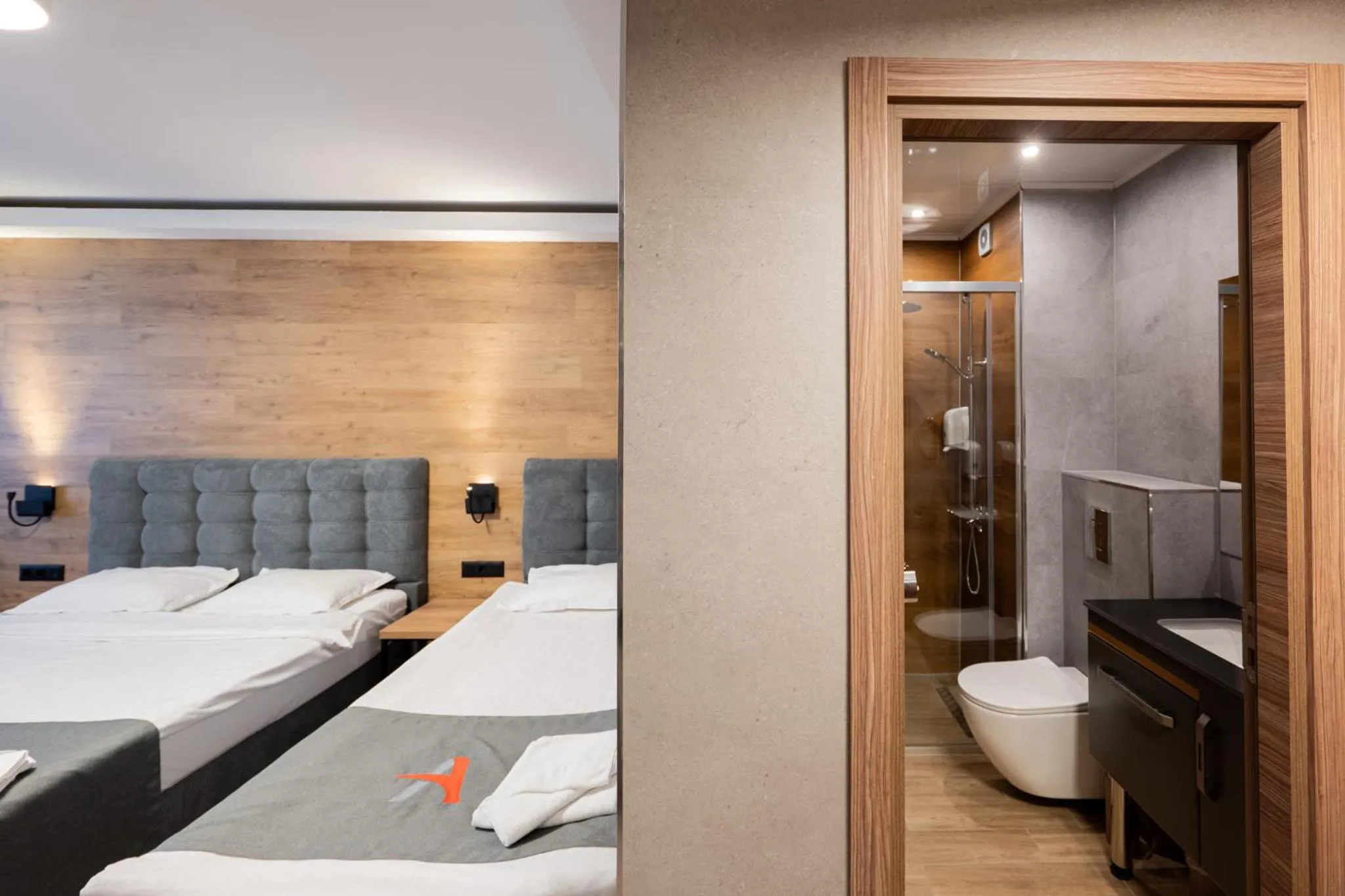 Toilet, Bed in Avenue Hotel