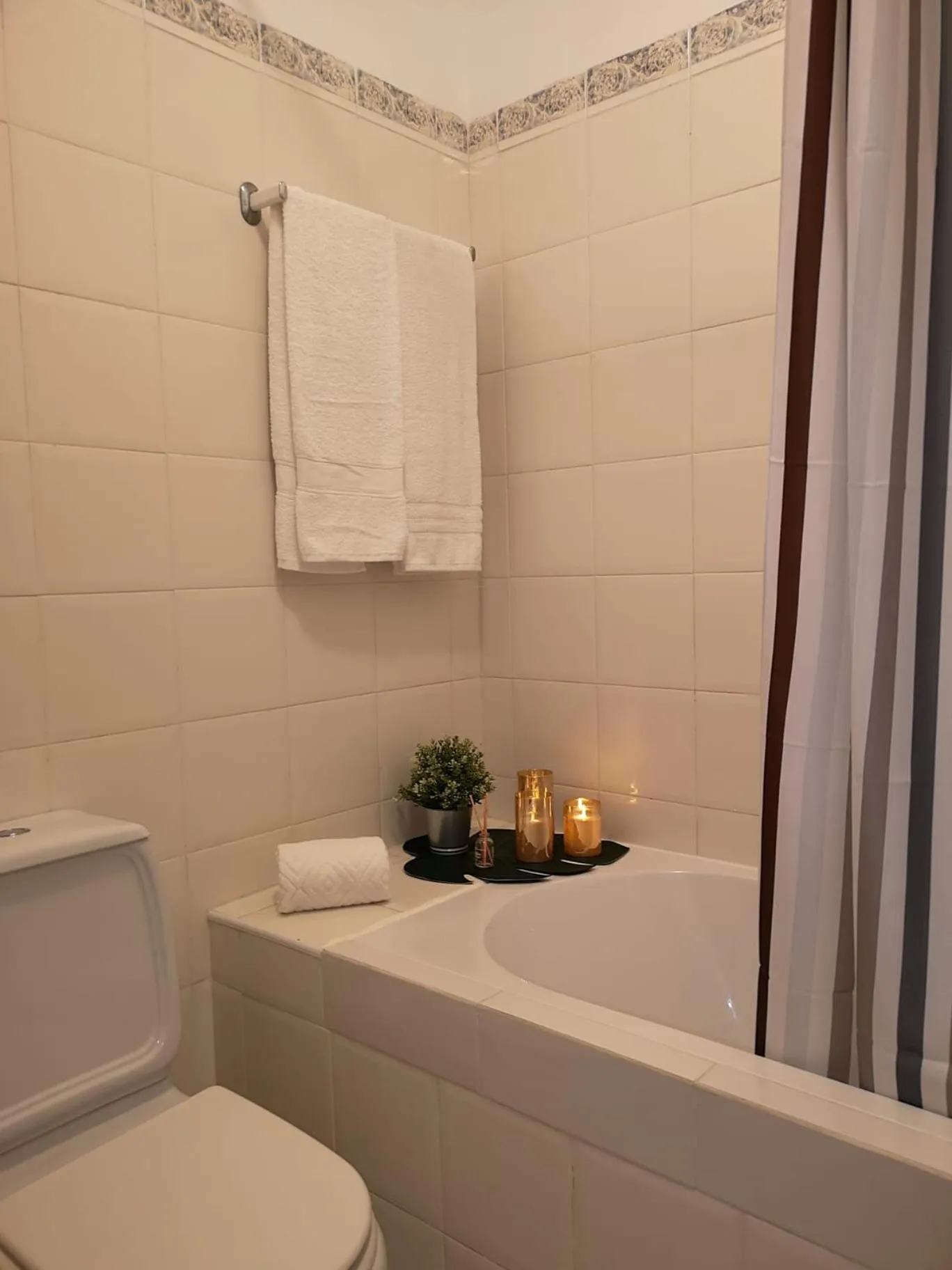 Toilet in Kiss - Apartamentos