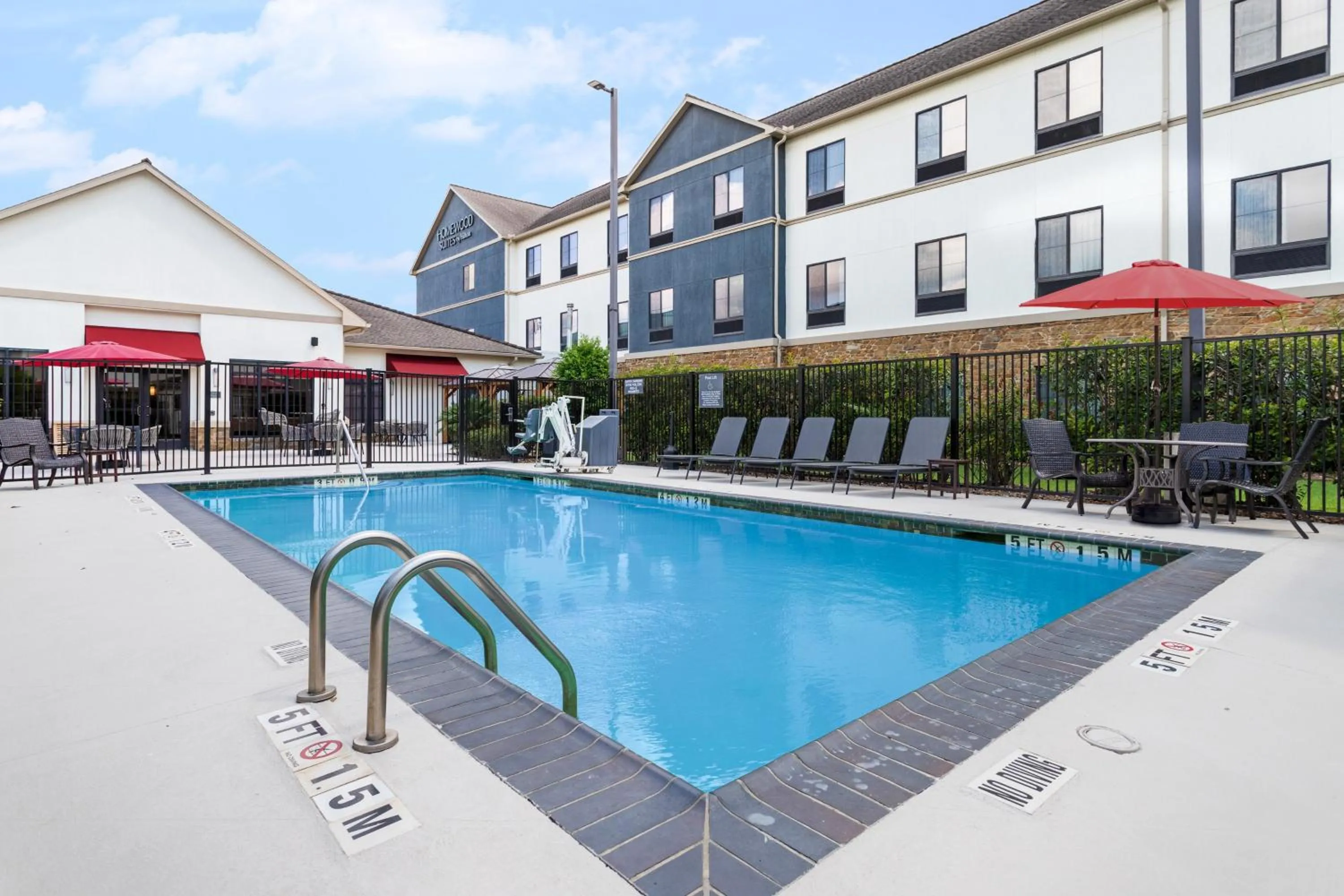 Swimming pool in Homewood Suites Beaumont