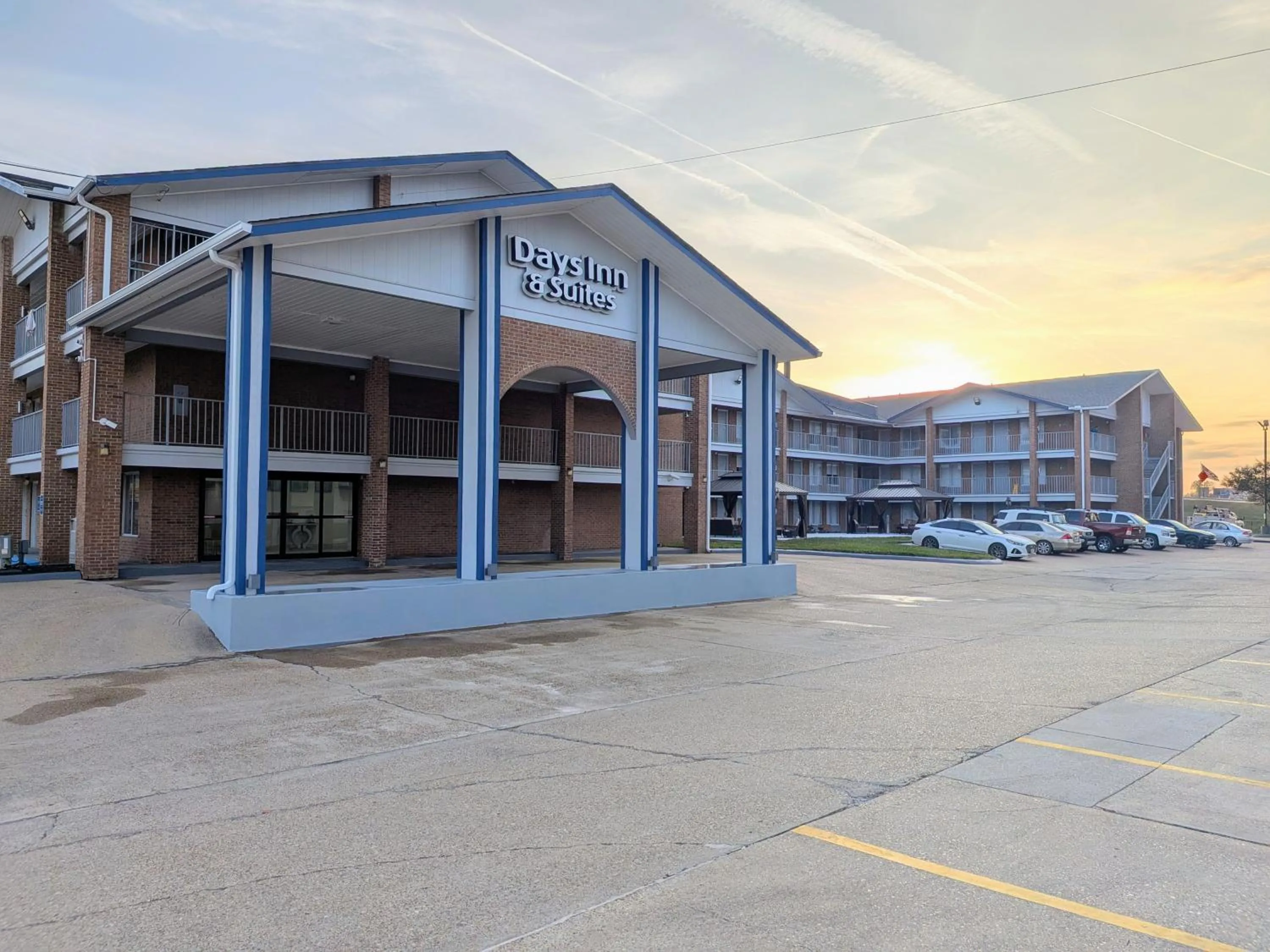 Property building in Days Inn & Suites by Wyndham Bossier City - Casino Area
