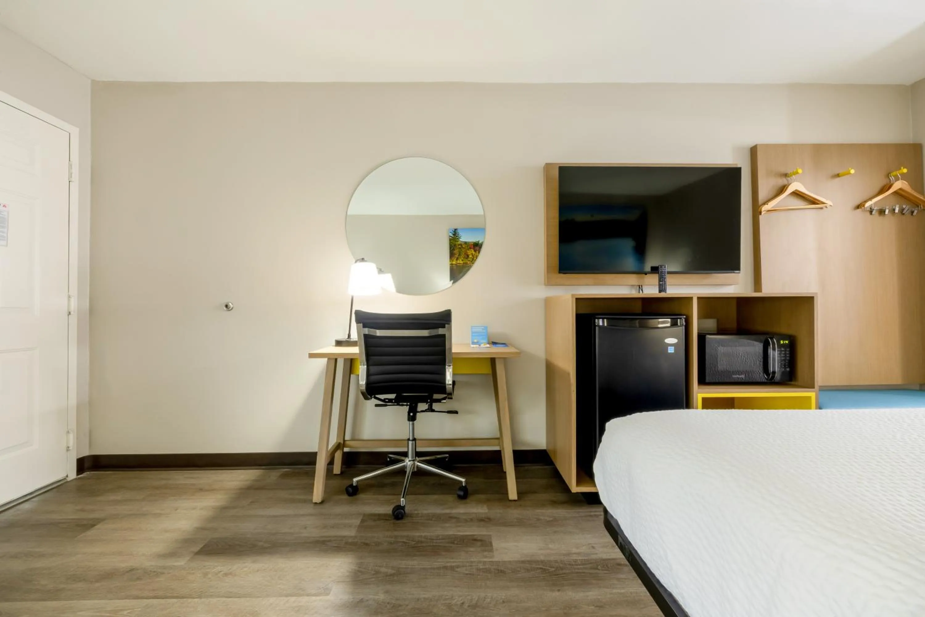 TV and multimedia, Bed in Days Inn & Suites by Wyndham Bossier City - Casino Area