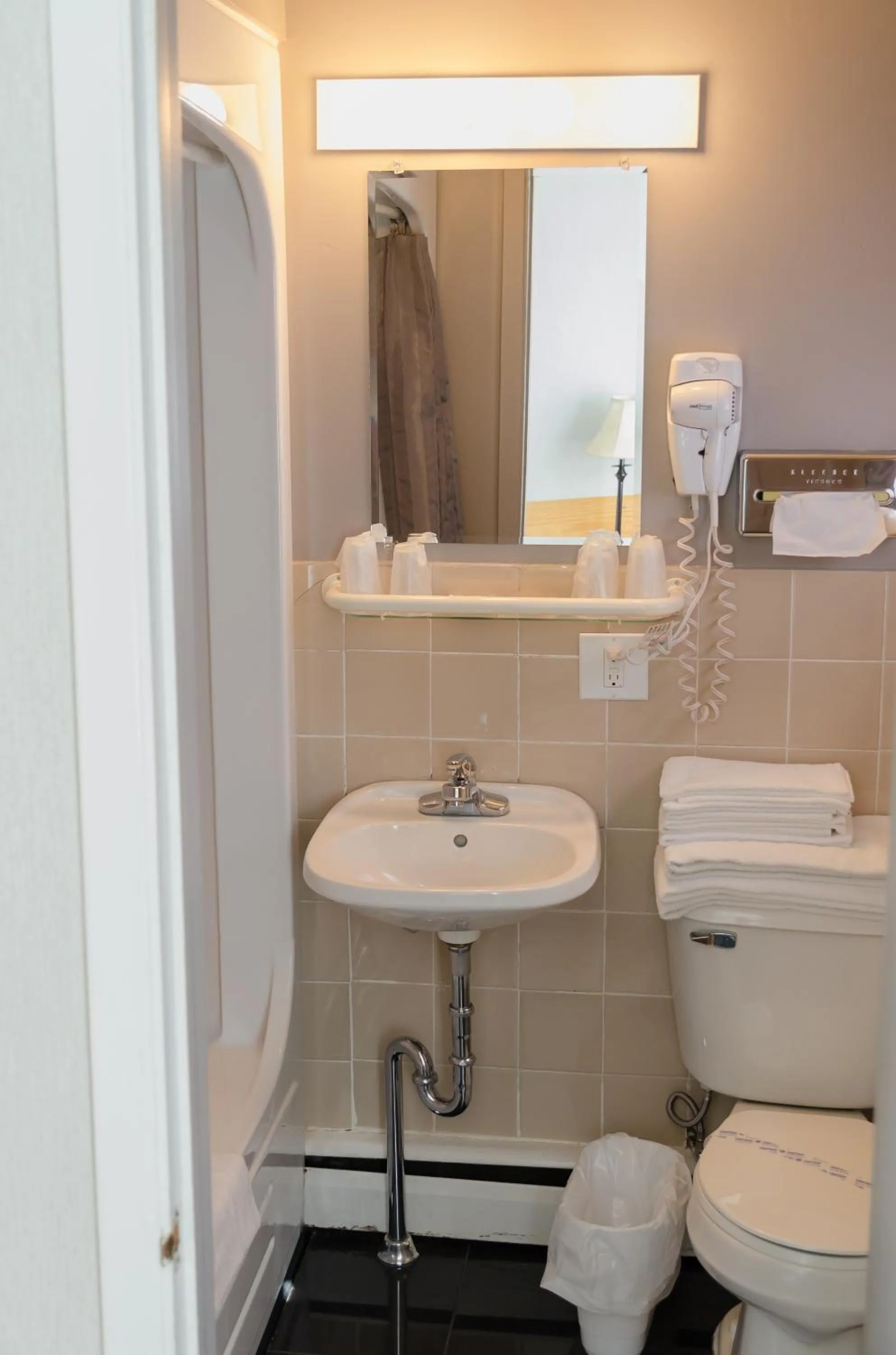 Bathroom in Motel Cartier