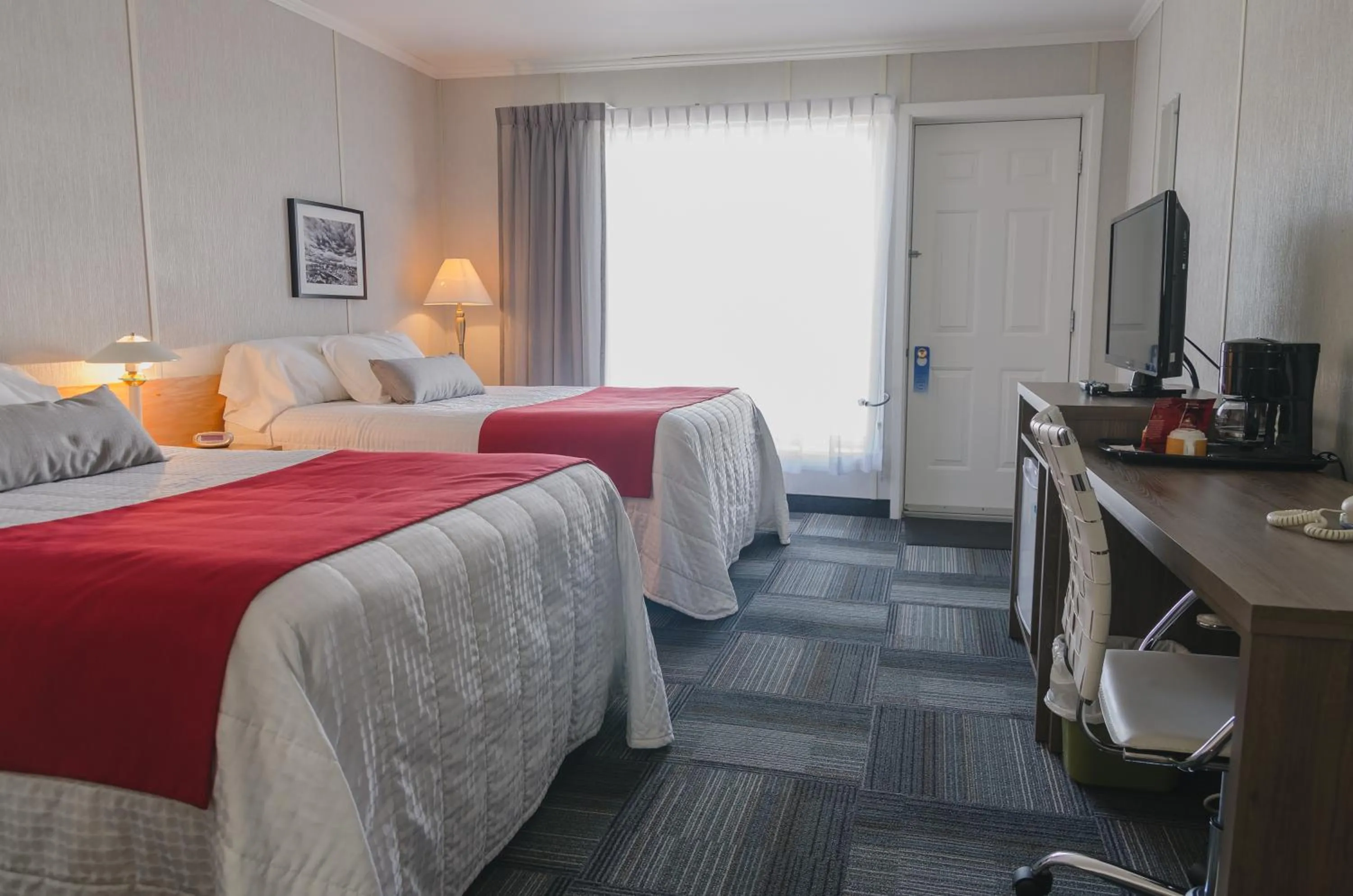 Photo of the whole room, Bed in Motel Cartier