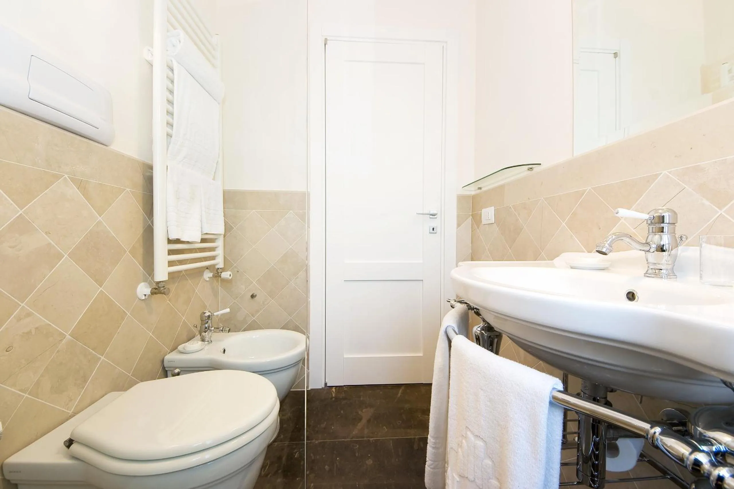 Bathroom in Palazzo Alfeo Aparthotel