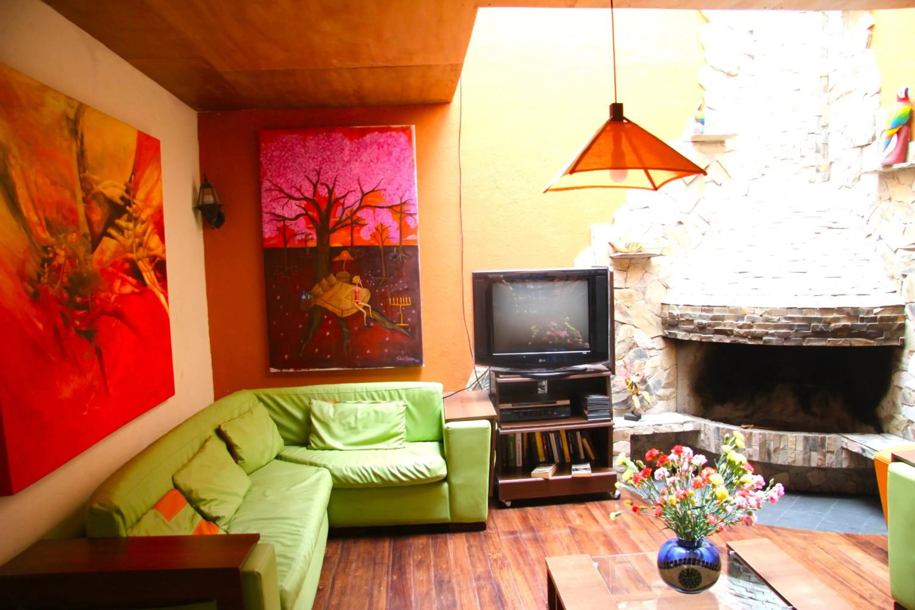 Communal lounge/ TV room in Casa del Arupo