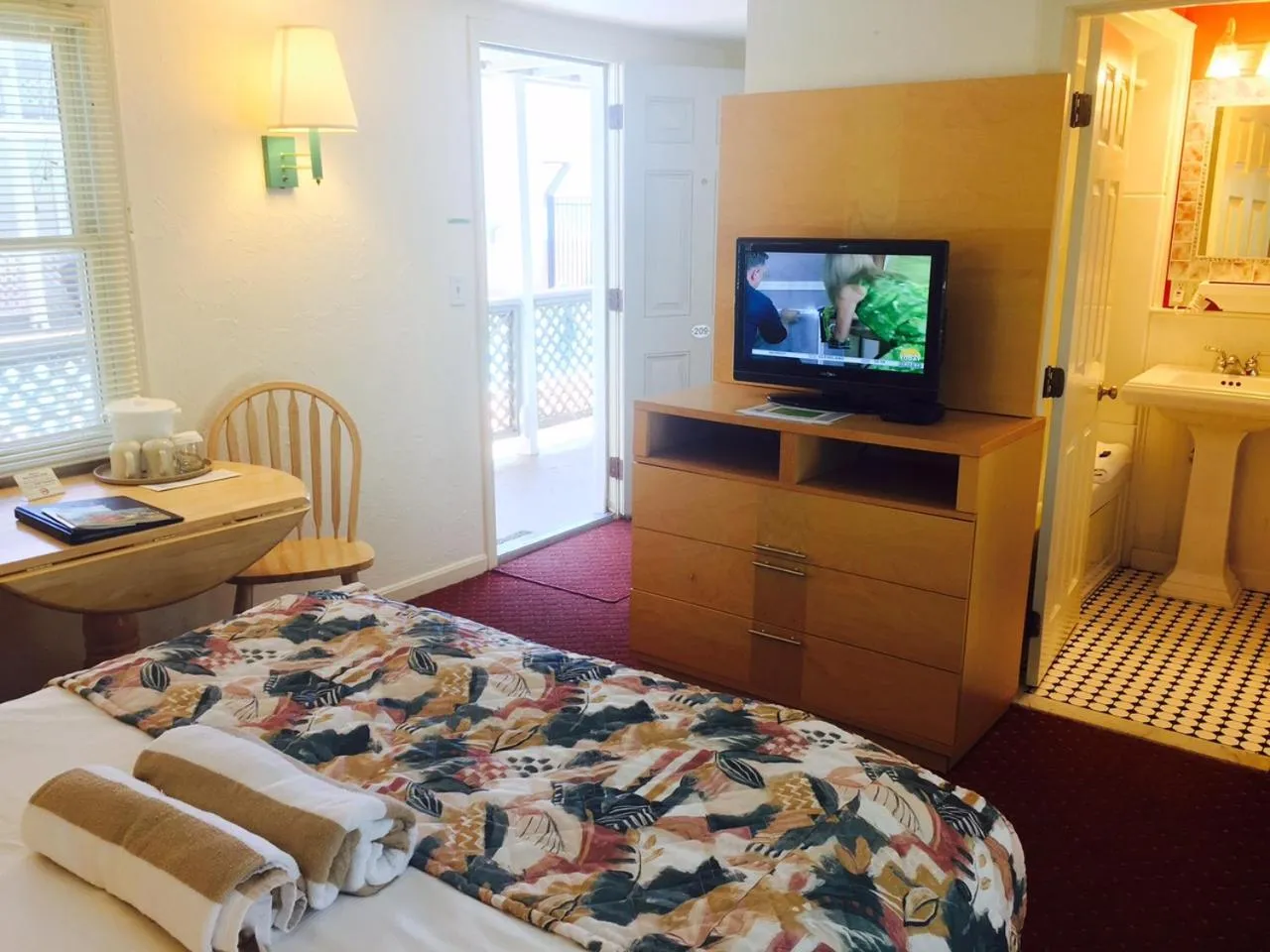 Photo of the whole room, Bed in The Corsair & Cross Rip Oceanfront