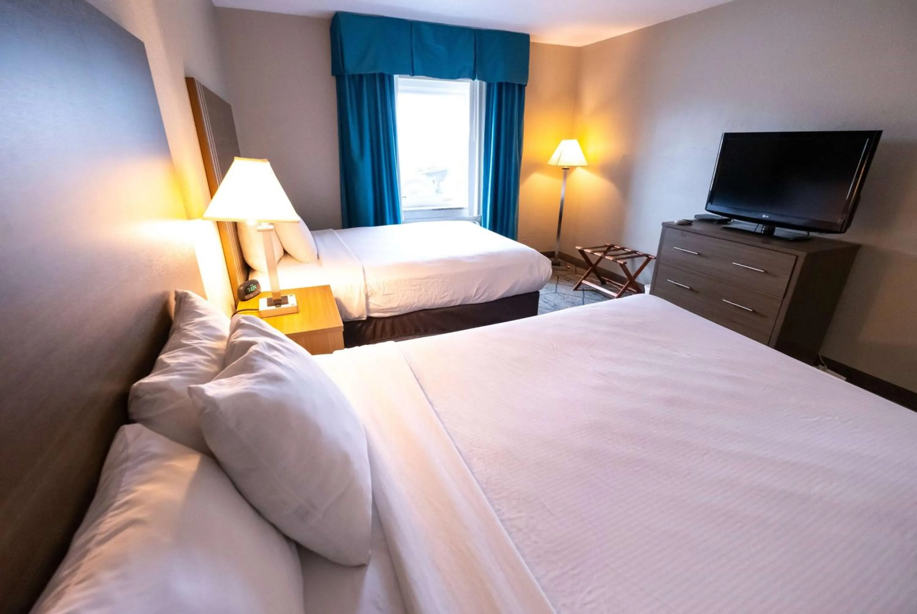 Photo of the whole room, Bed in Baymont by Wyndham Effingham