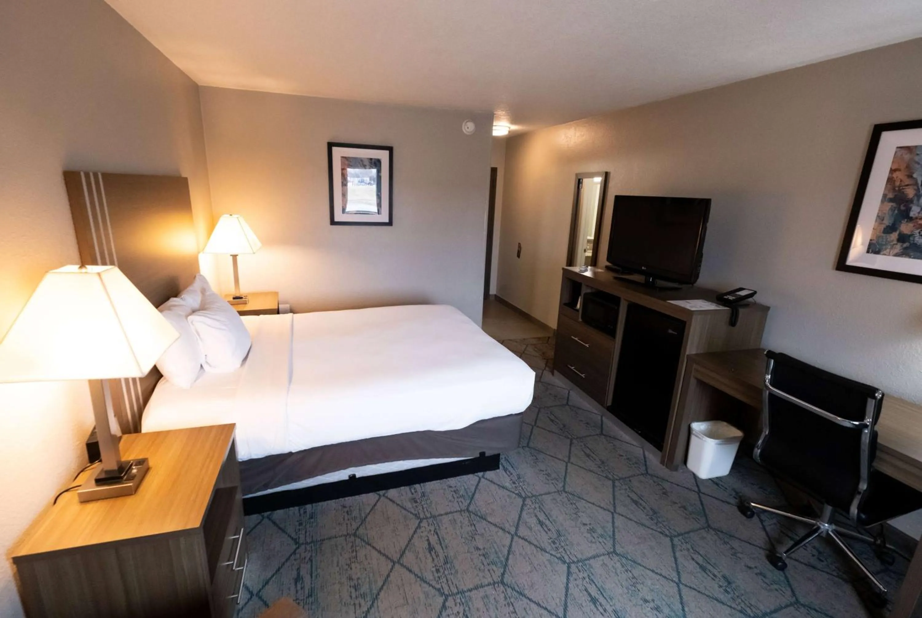 Photo of the whole room, Bed in Baymont by Wyndham Effingham