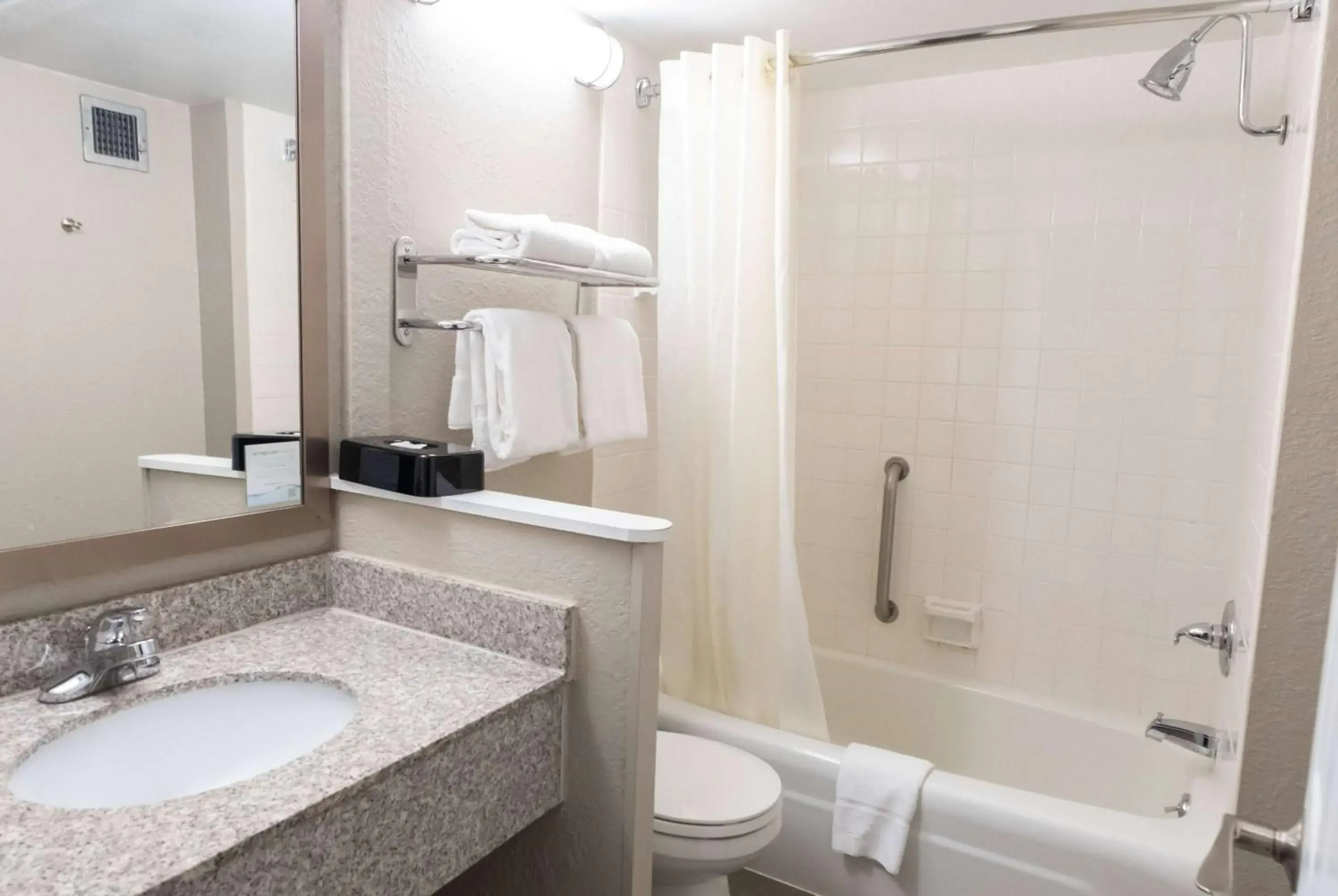 Queen Room - Smoking in Baymont by Wyndham Effingham Queen Room - Smoking in Baymont by Wyndham Effingham