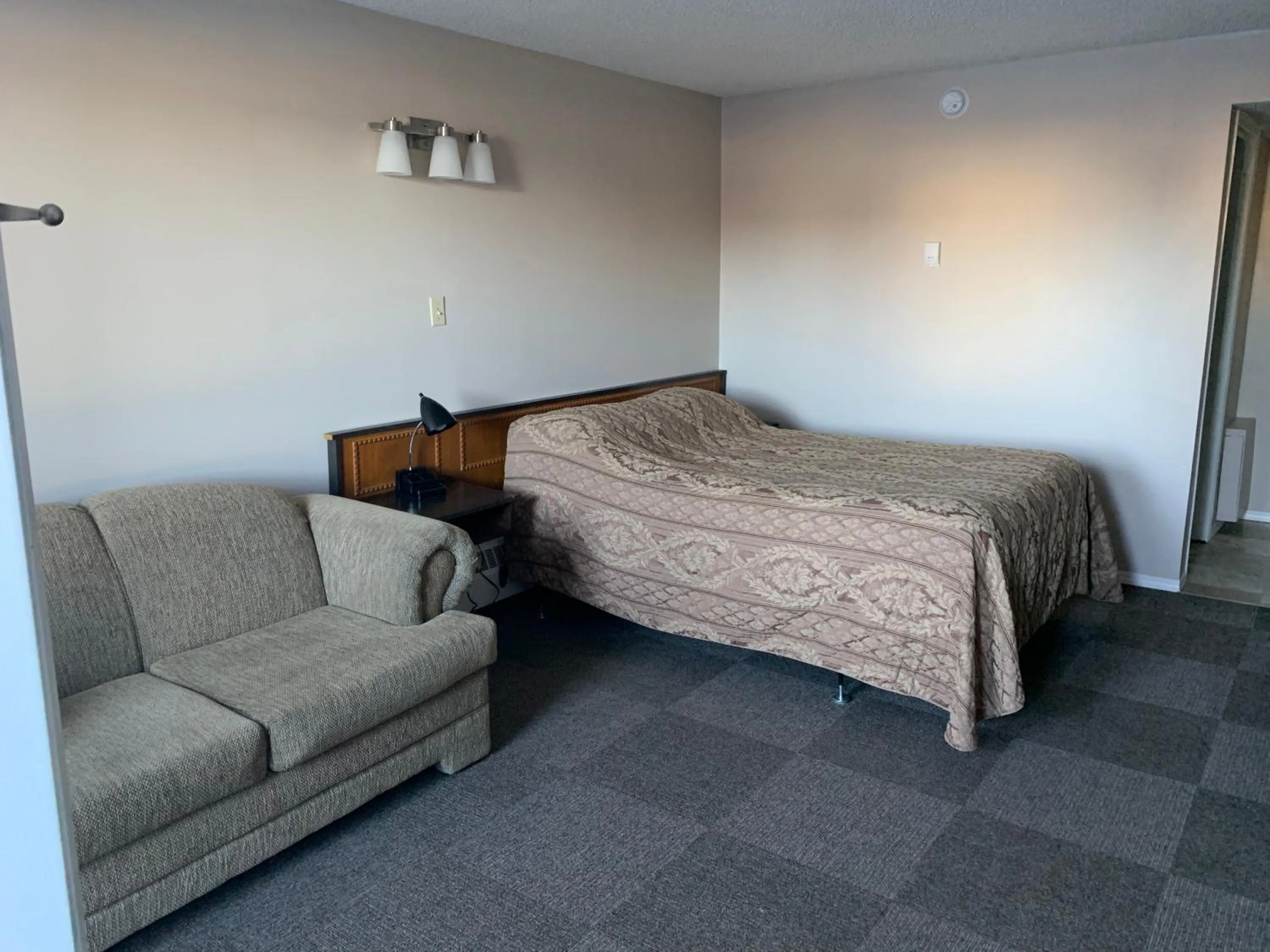 Photo of the whole room, Bed in Airways Motel