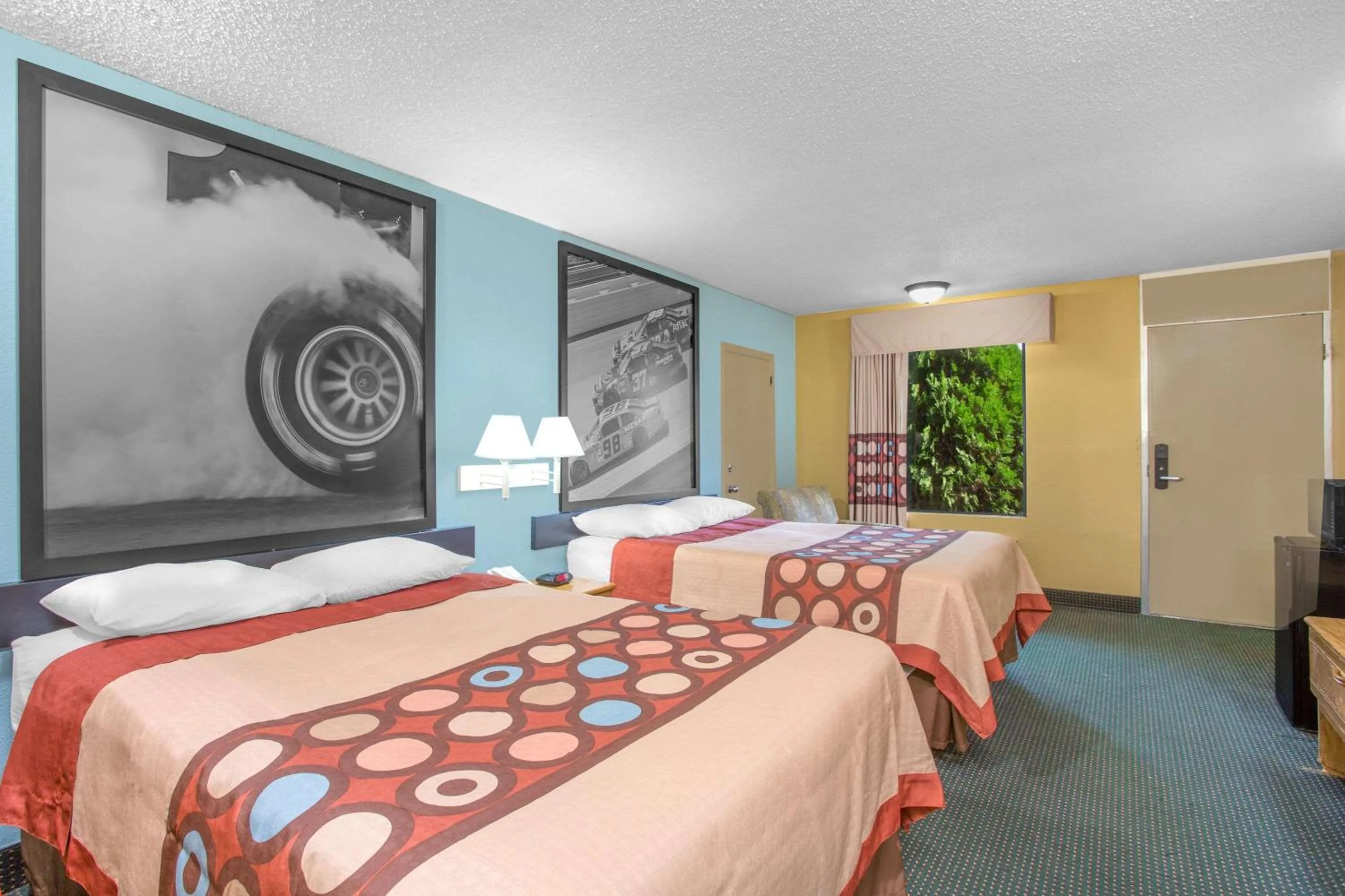 Photo of the whole room, Bed in Super 8 by Wyndham Dunn