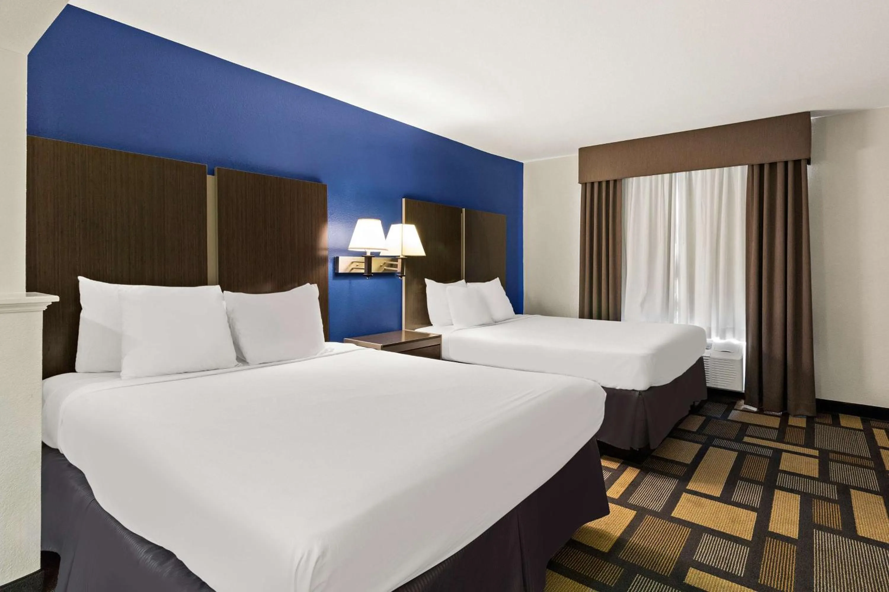 Photo of the whole room, Bed in Best Western Galleria Inn & Suites
