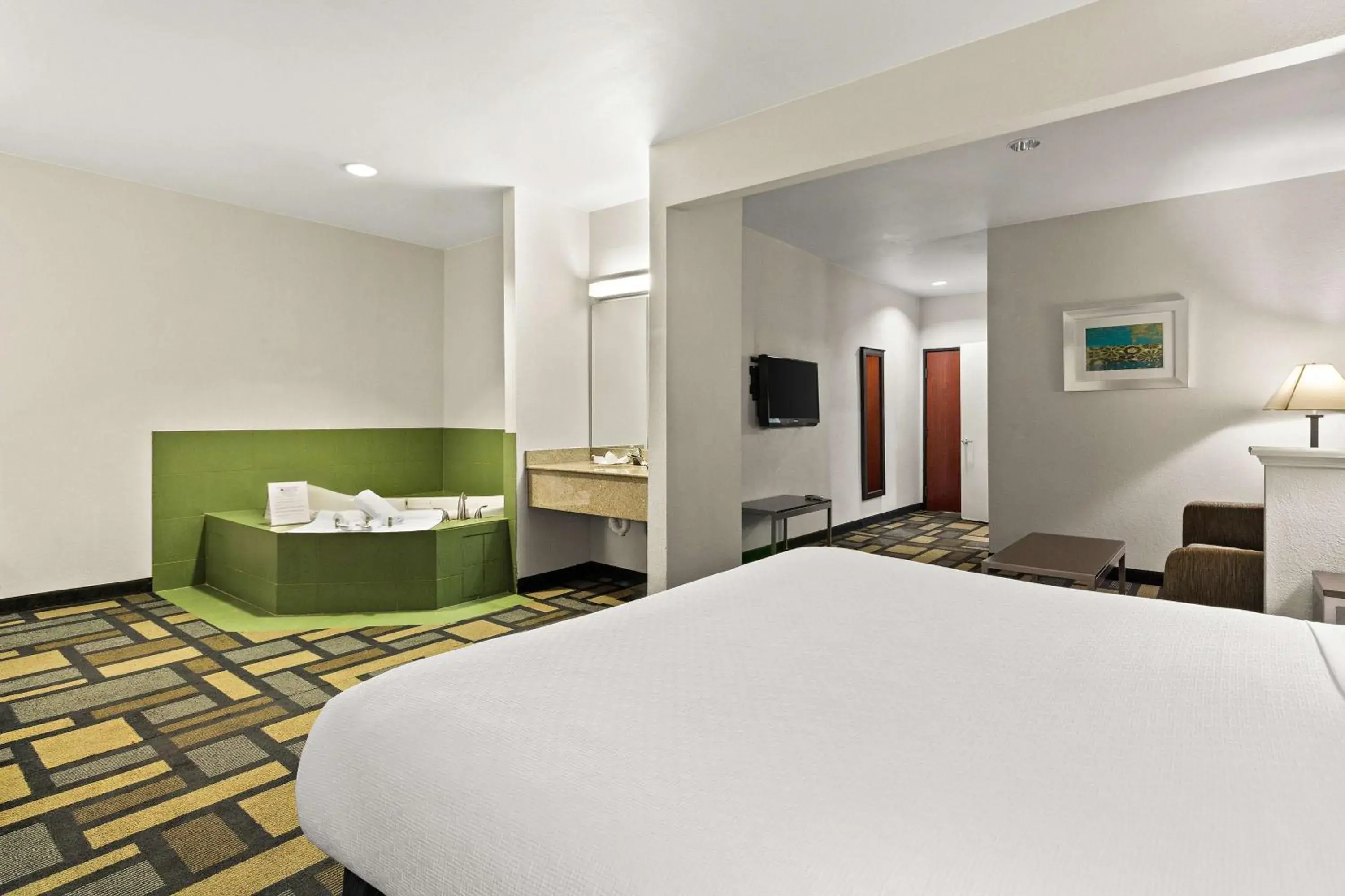 King Suite with Jetted Tub/Bathtub - Mobility Accessible/Non-Smoking in Best Western Galleria Inn & Suites King Suite with Jetted Tub/Bathtub - Mobility Accessible/Non-Smoking in Best Western Galleria Inn & Suites