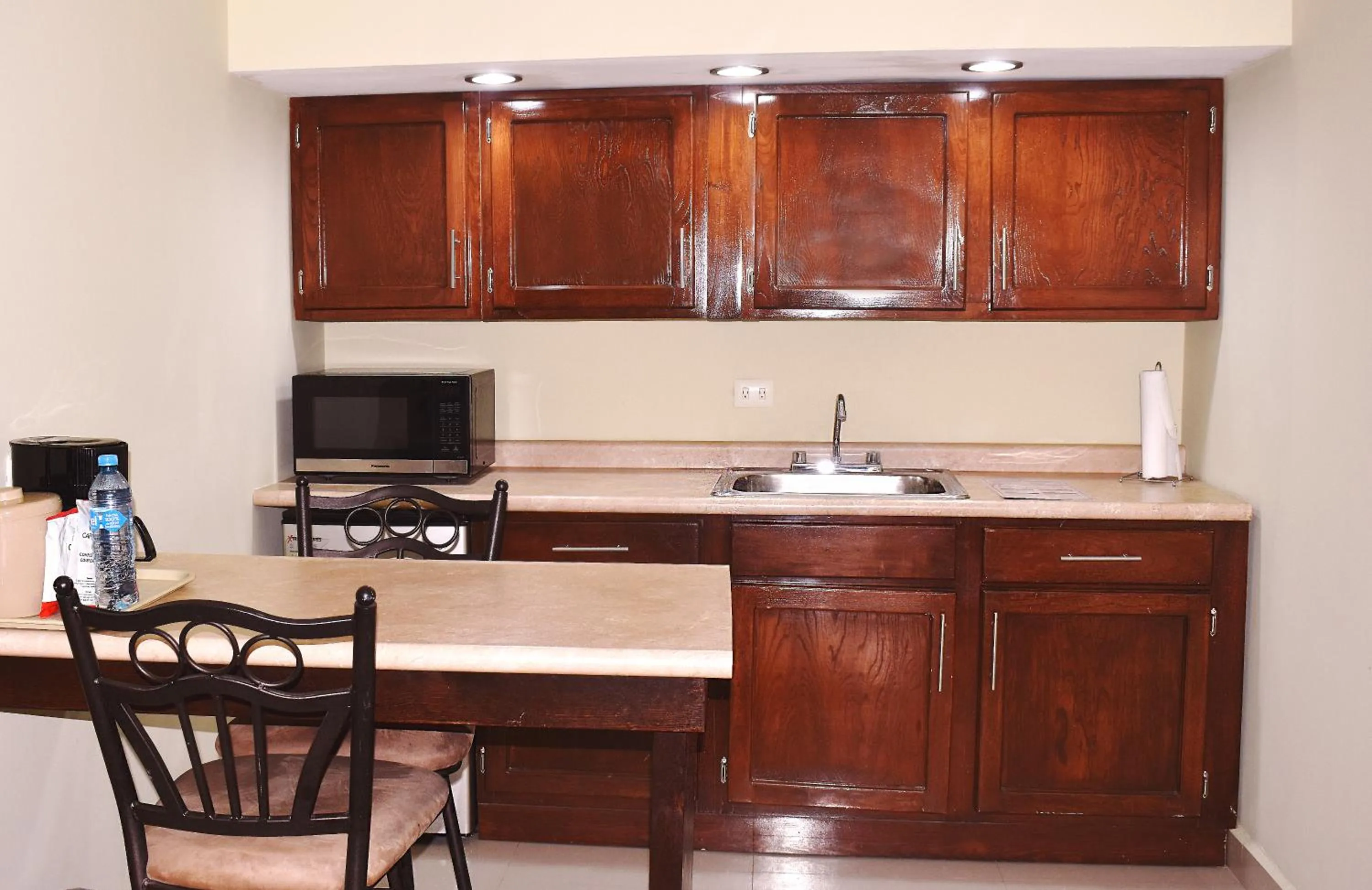 Kitchen or kitchenette in El Camino Hotel & Suites