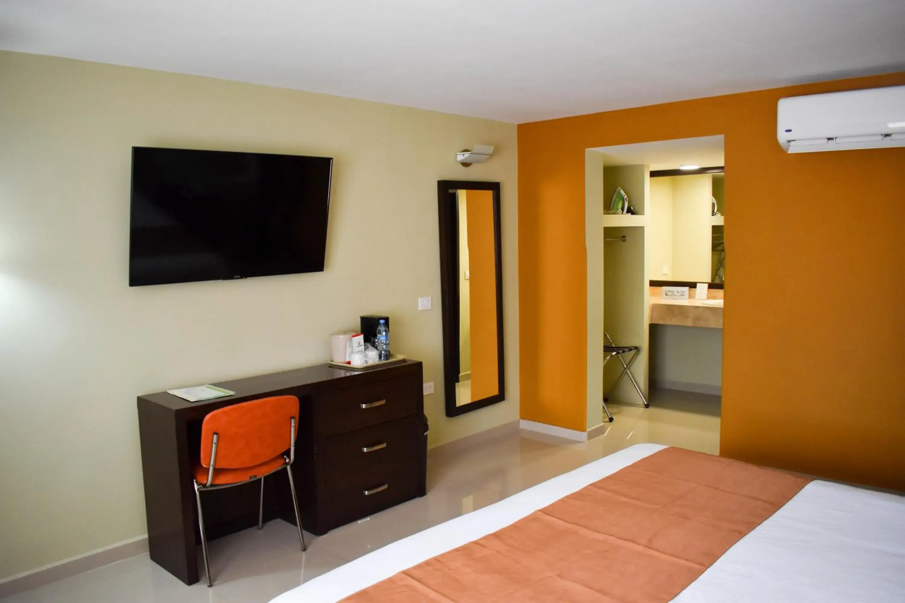 Deluxe Double Room - single occupancy in El Camino Hotel & Suites Deluxe Double Room - single occupancy in El Camino Hotel & Suites