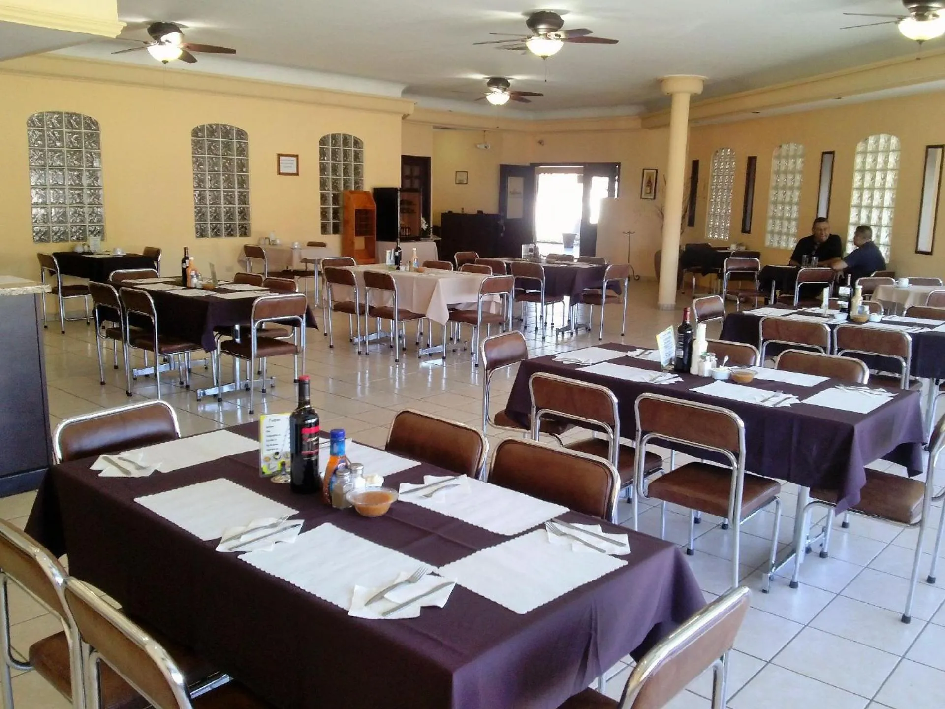 Restaurant/places to eat in El Camino Hotel & Suites