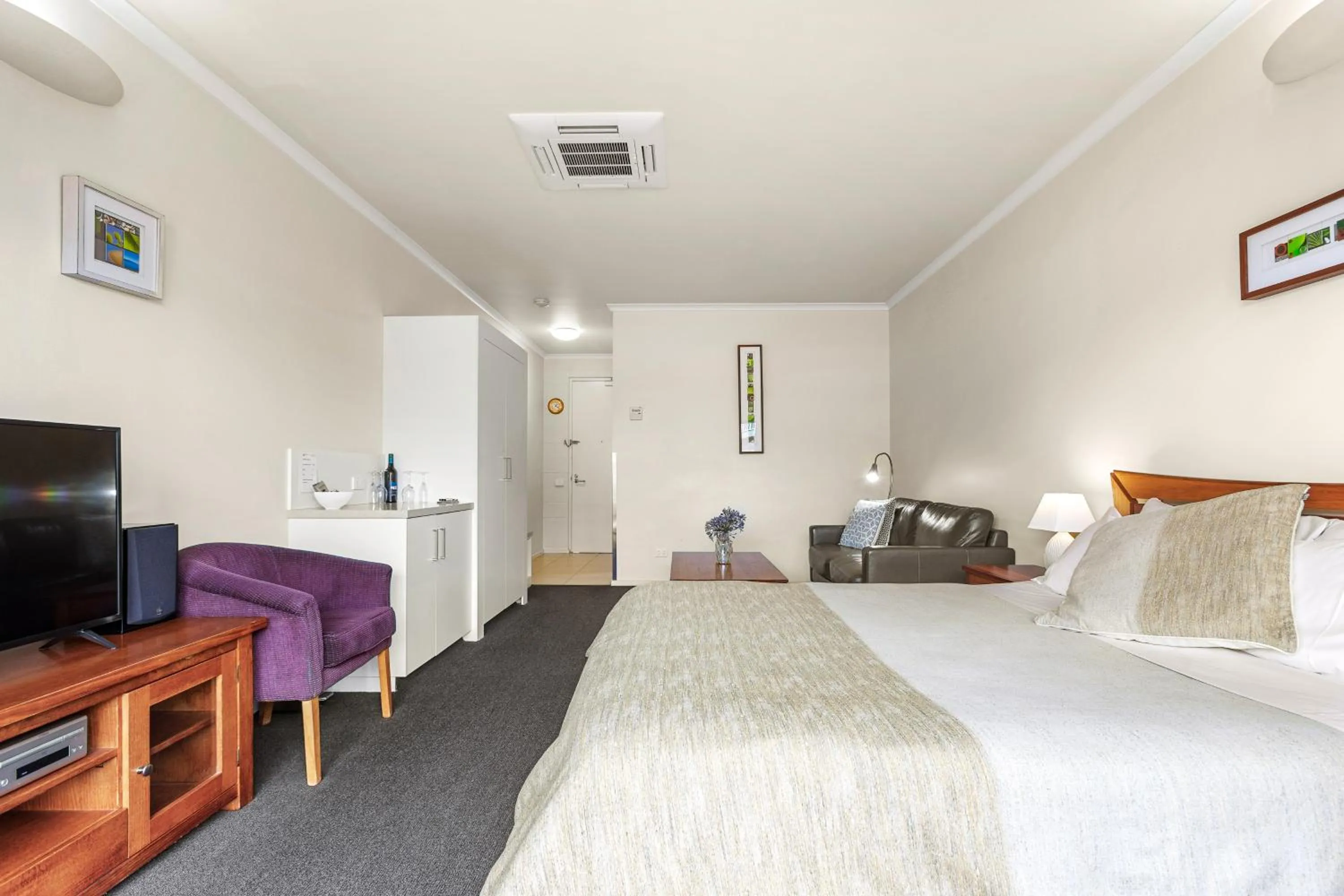 Photo of the whole room, Bed in Captain's at the Bay