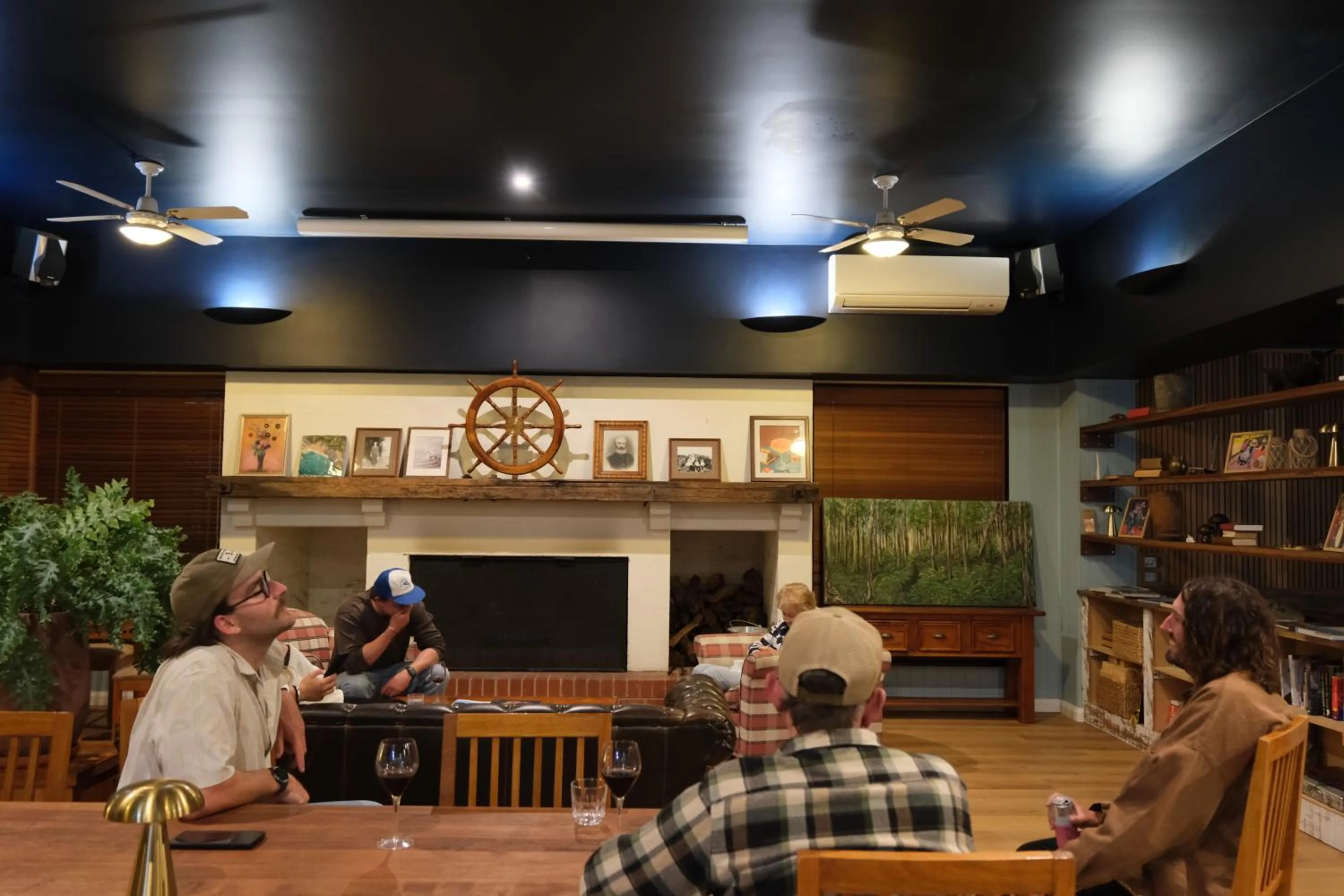 Communal lounge/ TV room in Captain's at the Bay