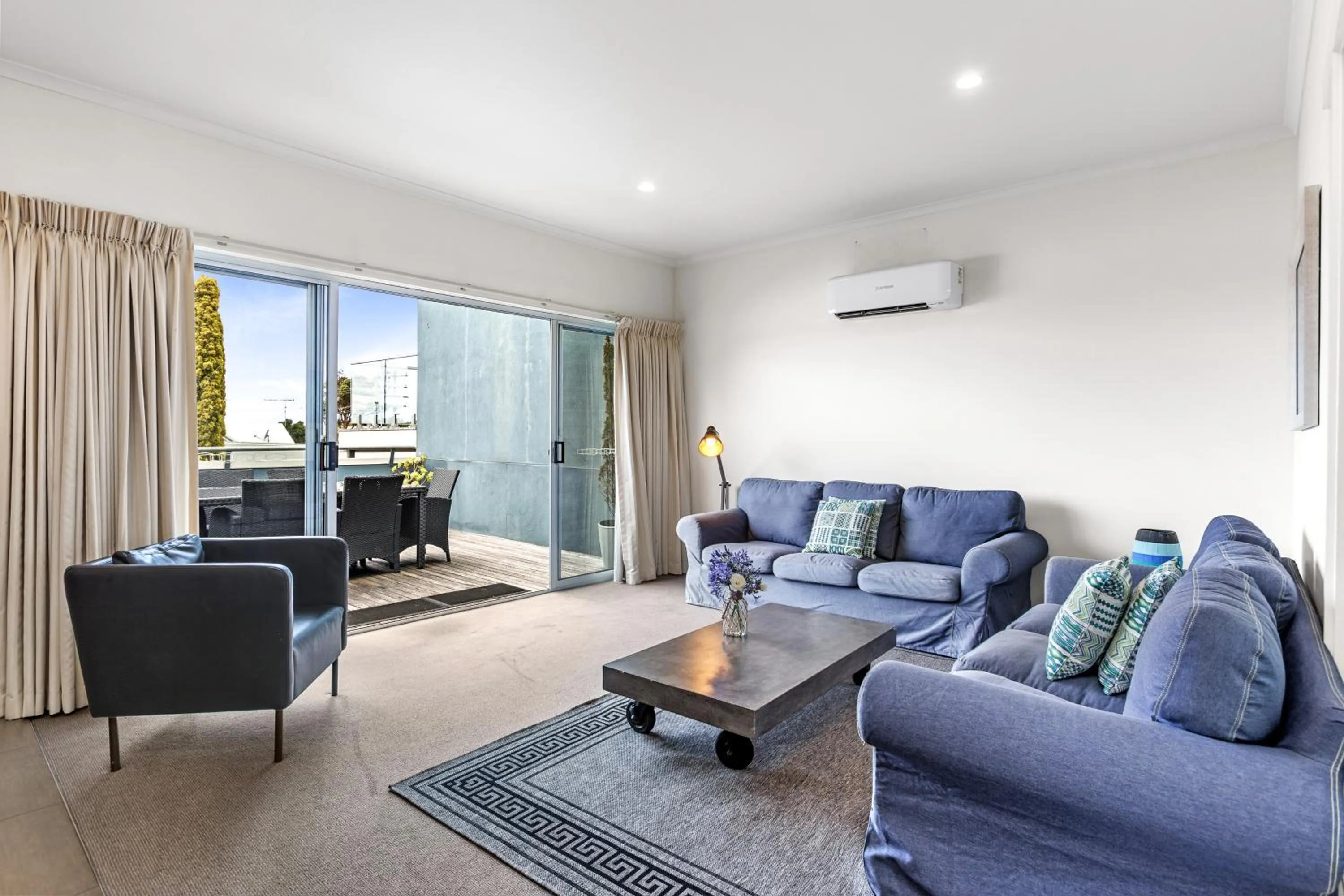 Living room in Captain's at the Bay