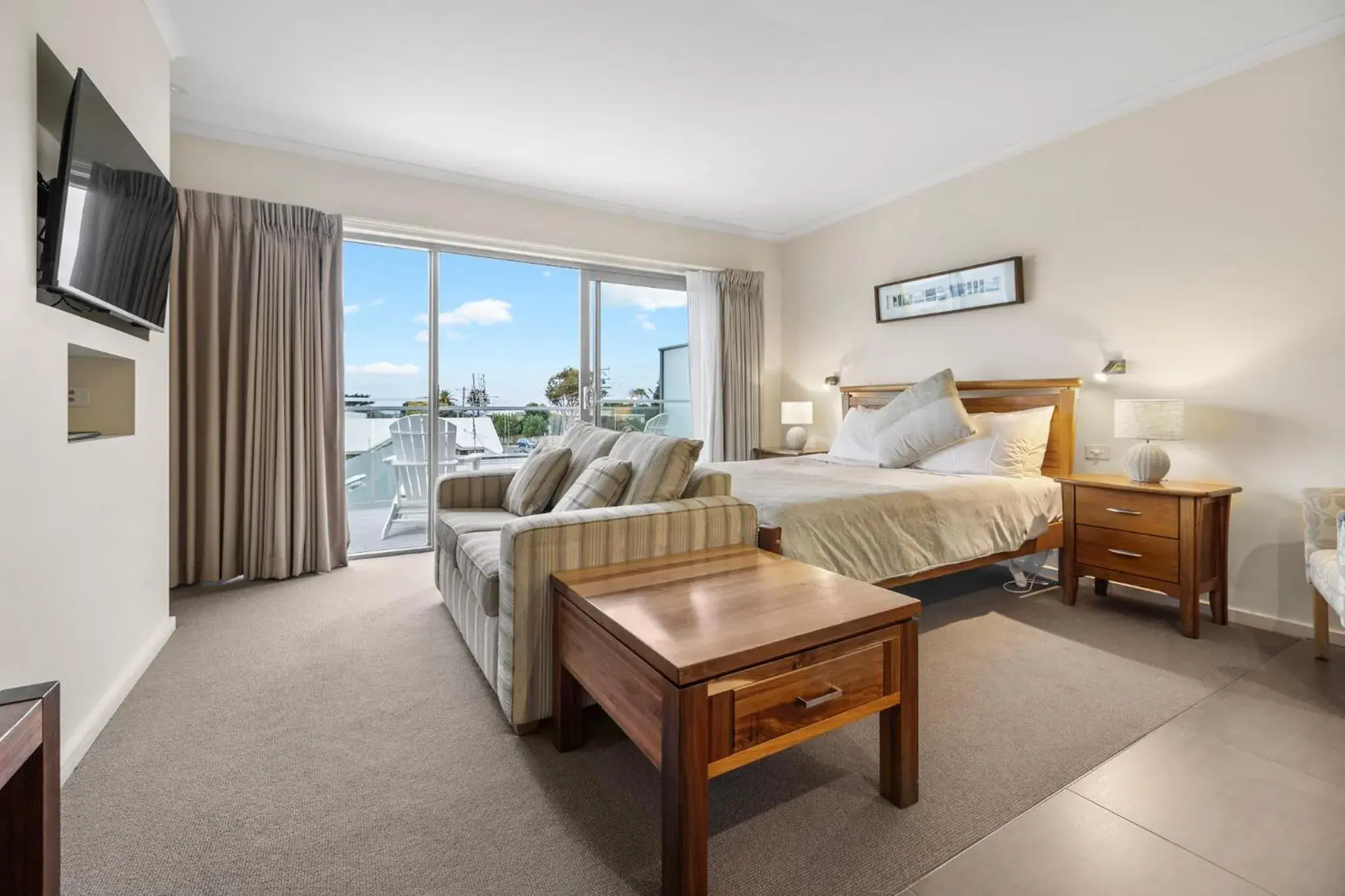 Queen Room with Balcony in Captain's at the Bay Queen Room with Balcony in Captain's at the Bay