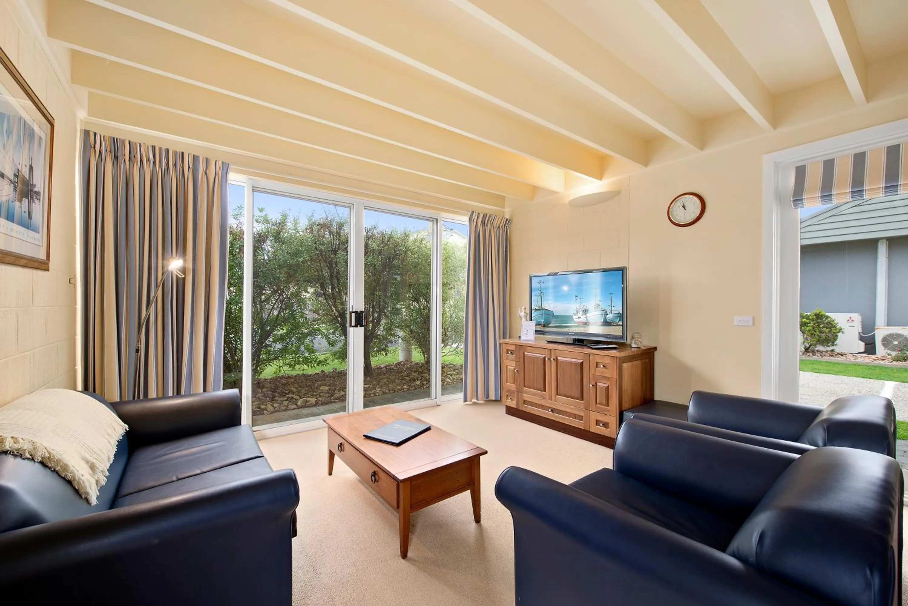 TV and multimedia in Captain's at the Bay