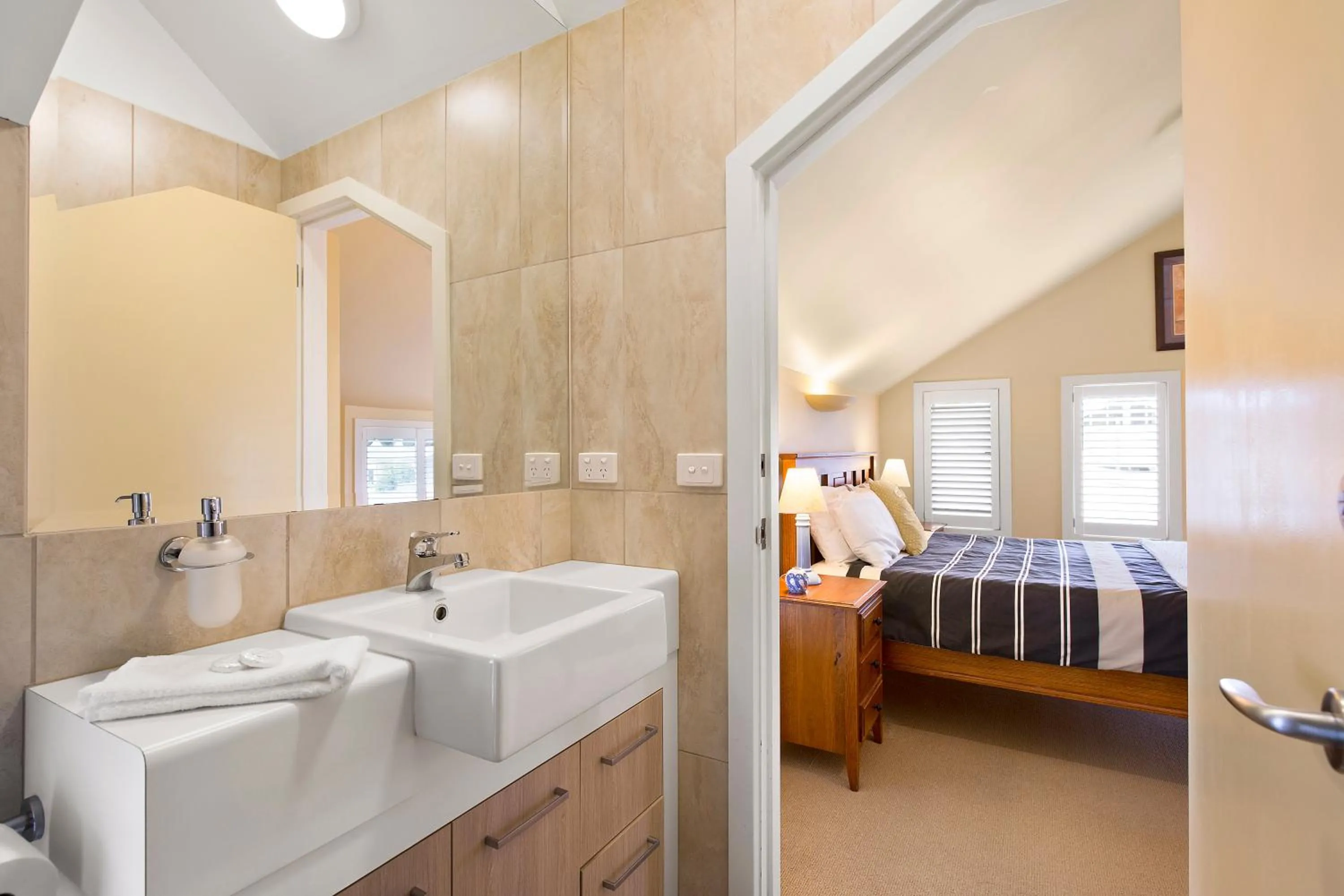 Bathroom, Bed in Captain's at the Bay