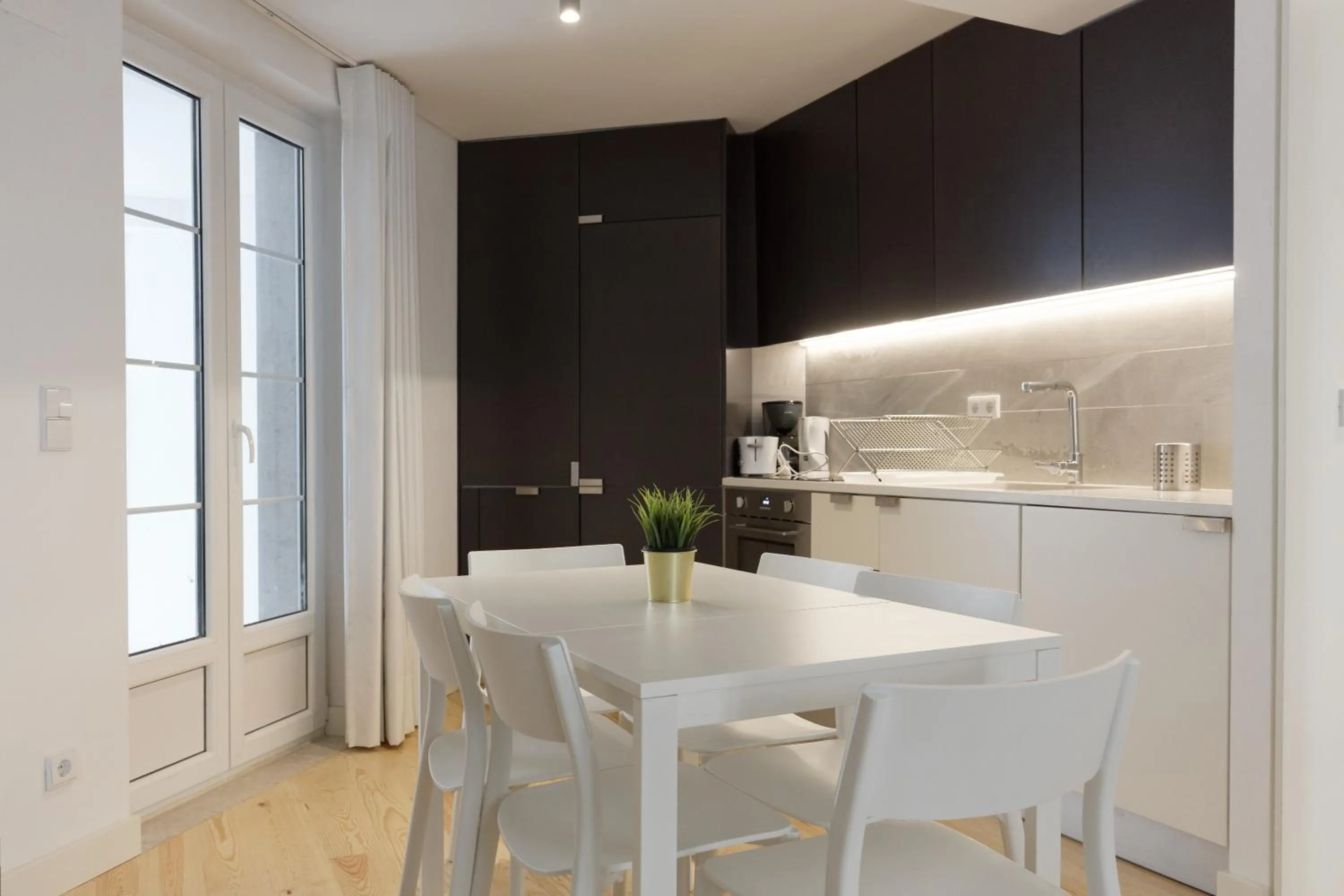 Kitchen or kitchenette in City Stays Alegria Apartments