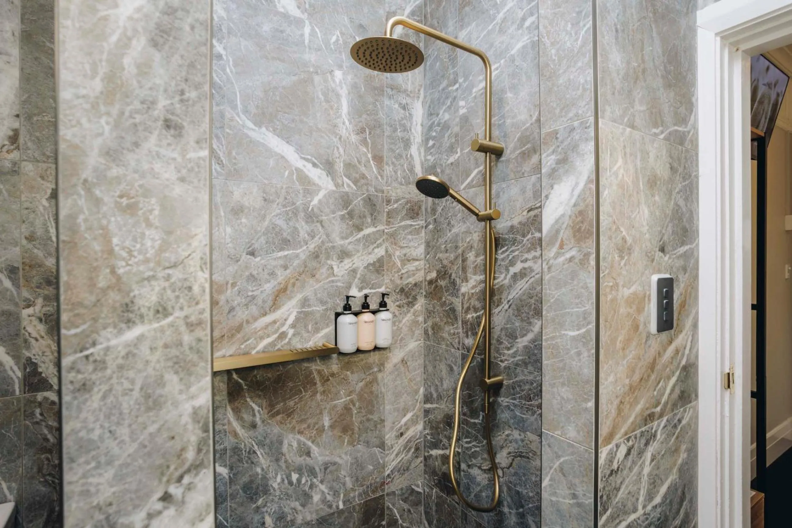 Shower in Hotel Gosford