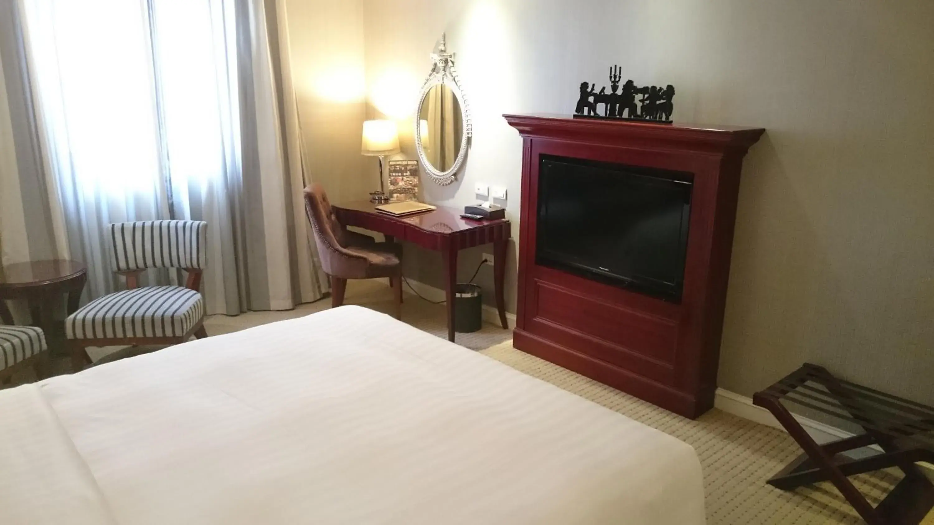 Classic Double Room in MRT Hotel Classic Double Room in MRT Hotel