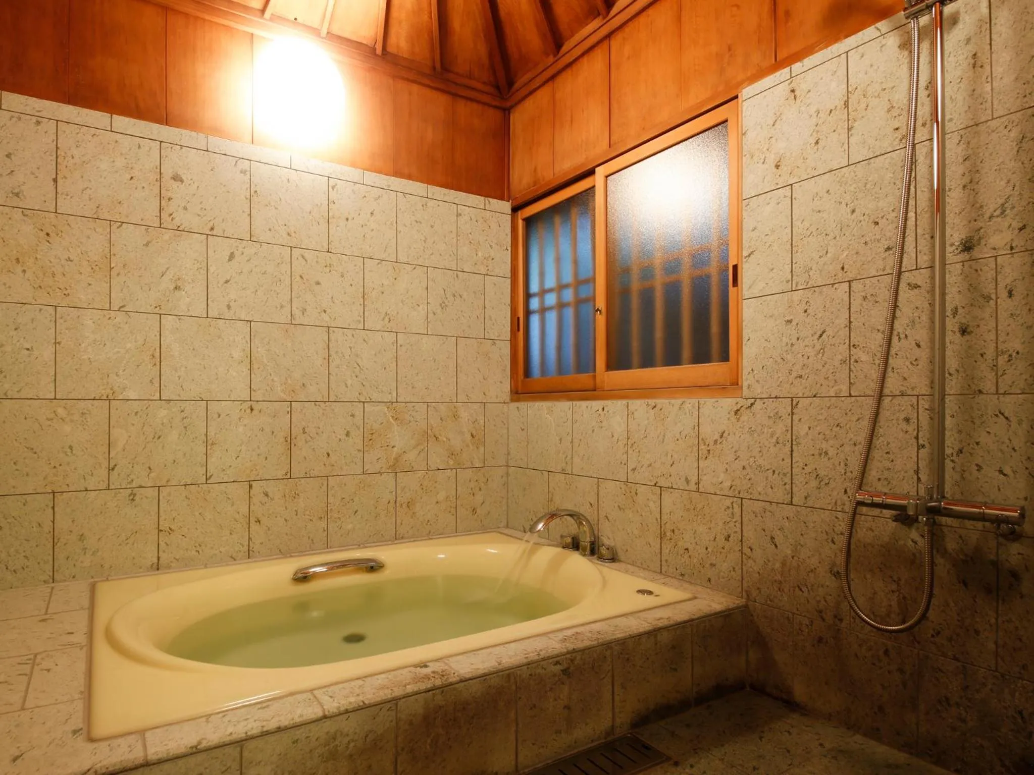 Shower in Kotohira Kadan