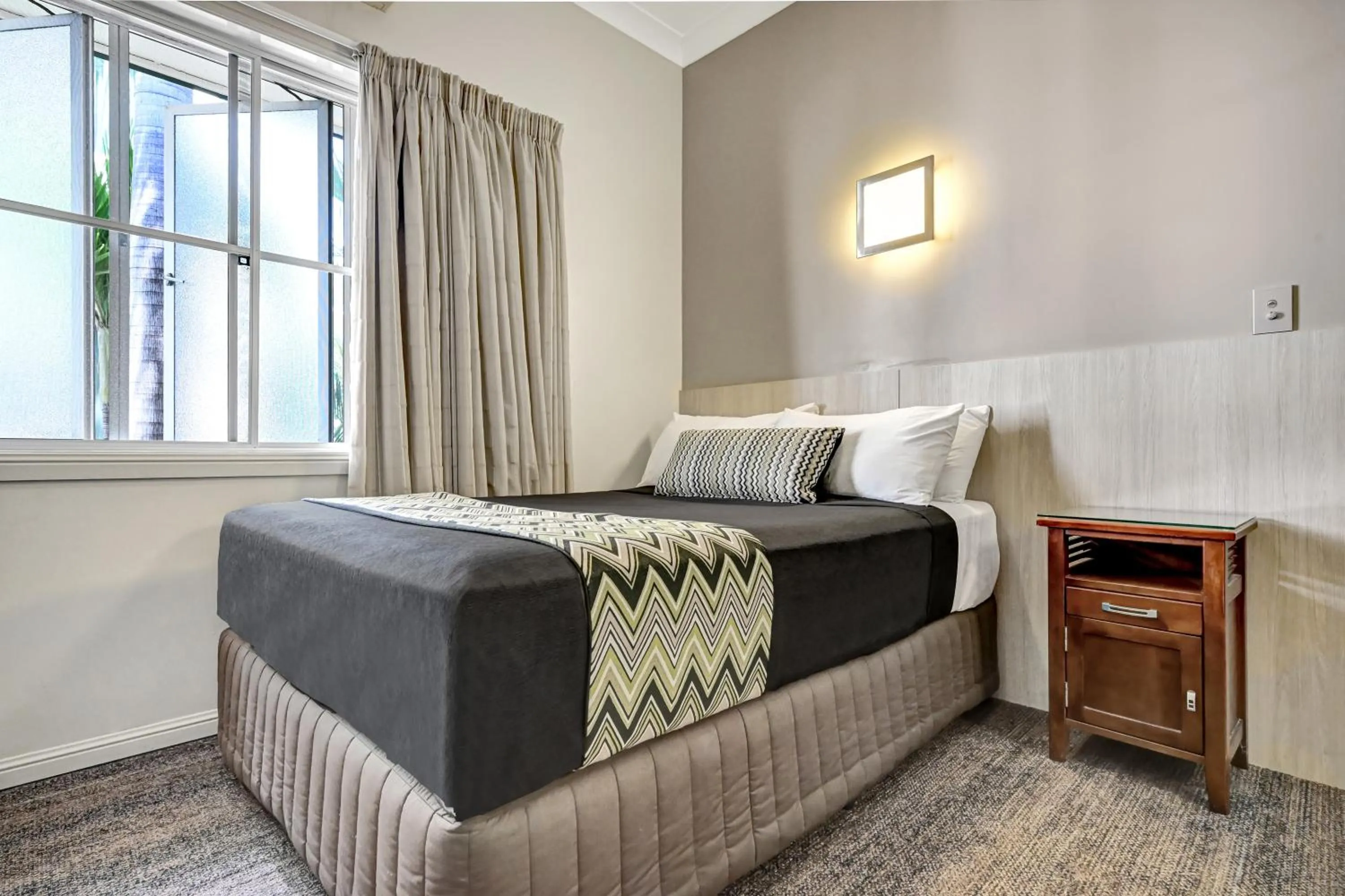 Bed in City Oasis Inn Townsville, SureStay Collection by BW