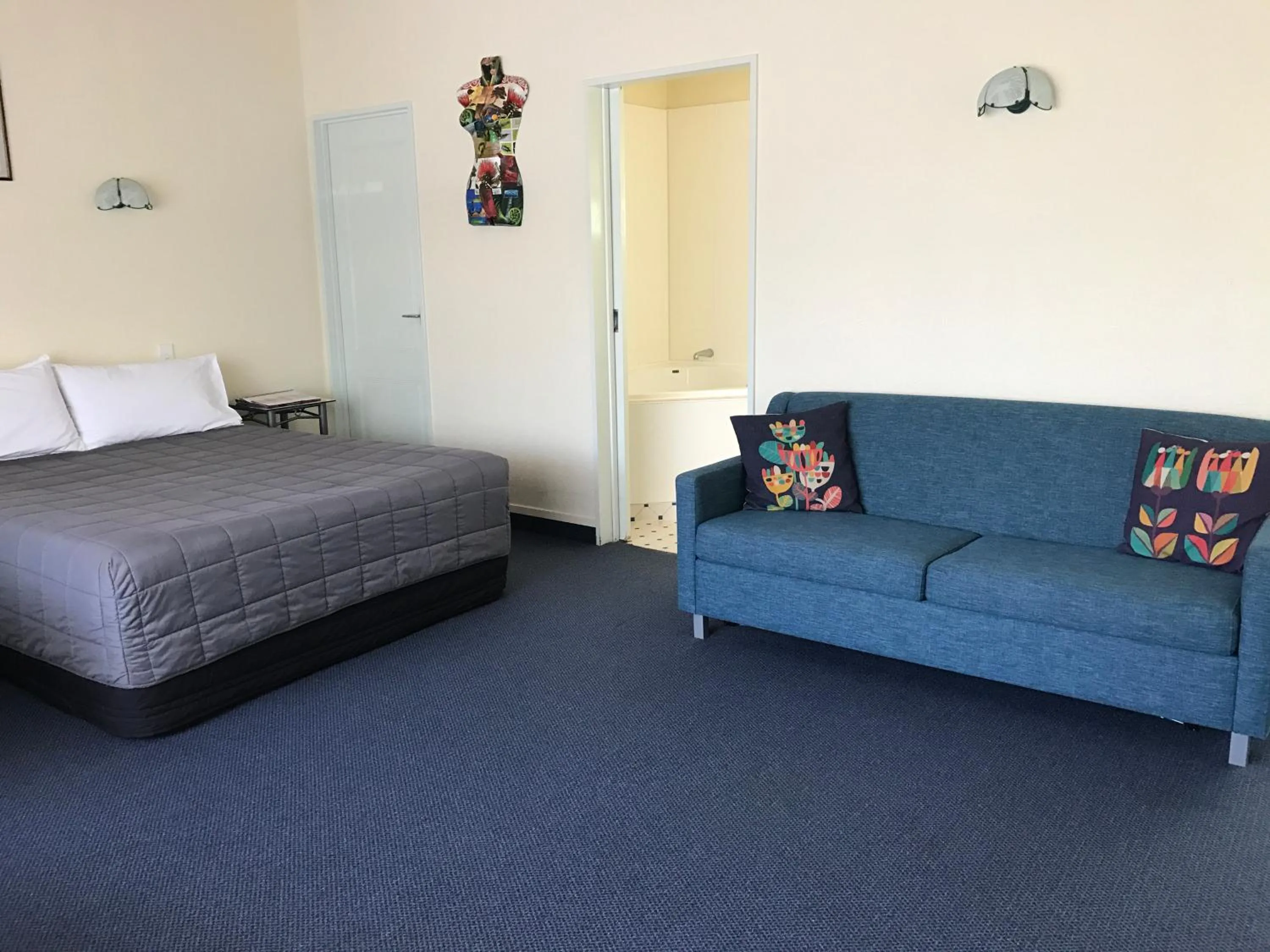 Bed in Edelweiss Motel