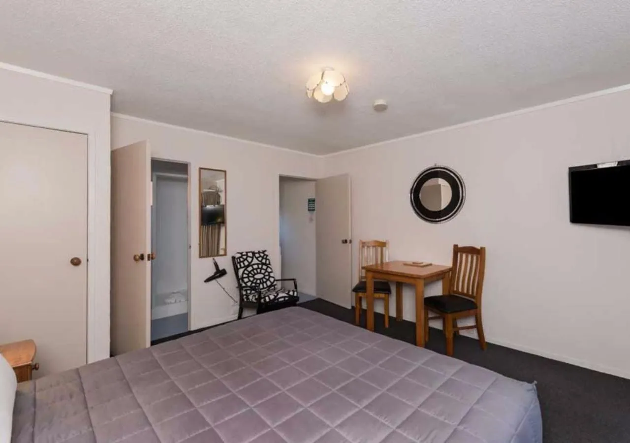 Bed in Edelweiss Motel