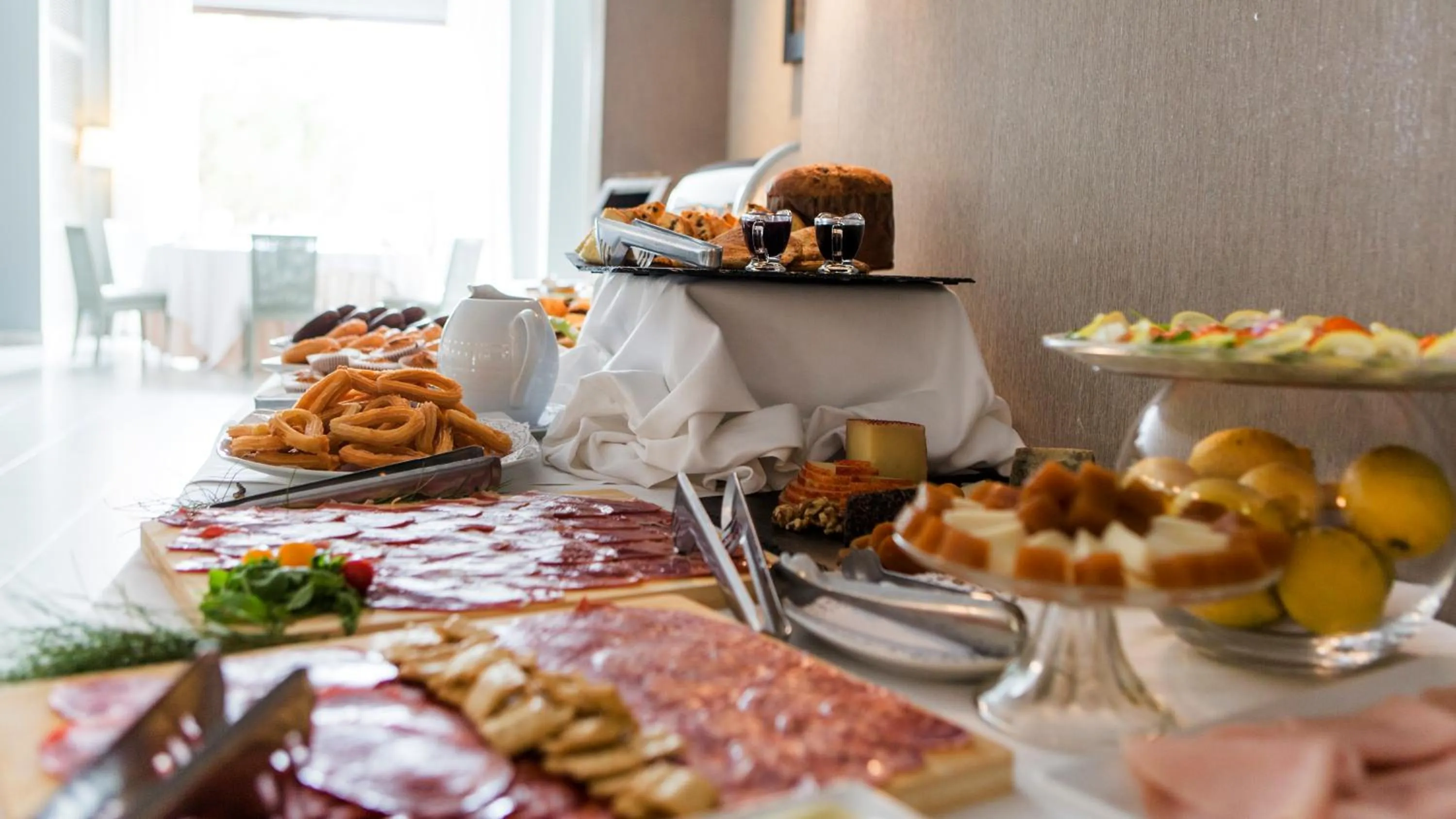 Buffet breakfast in Vincci Valdecañas Golf