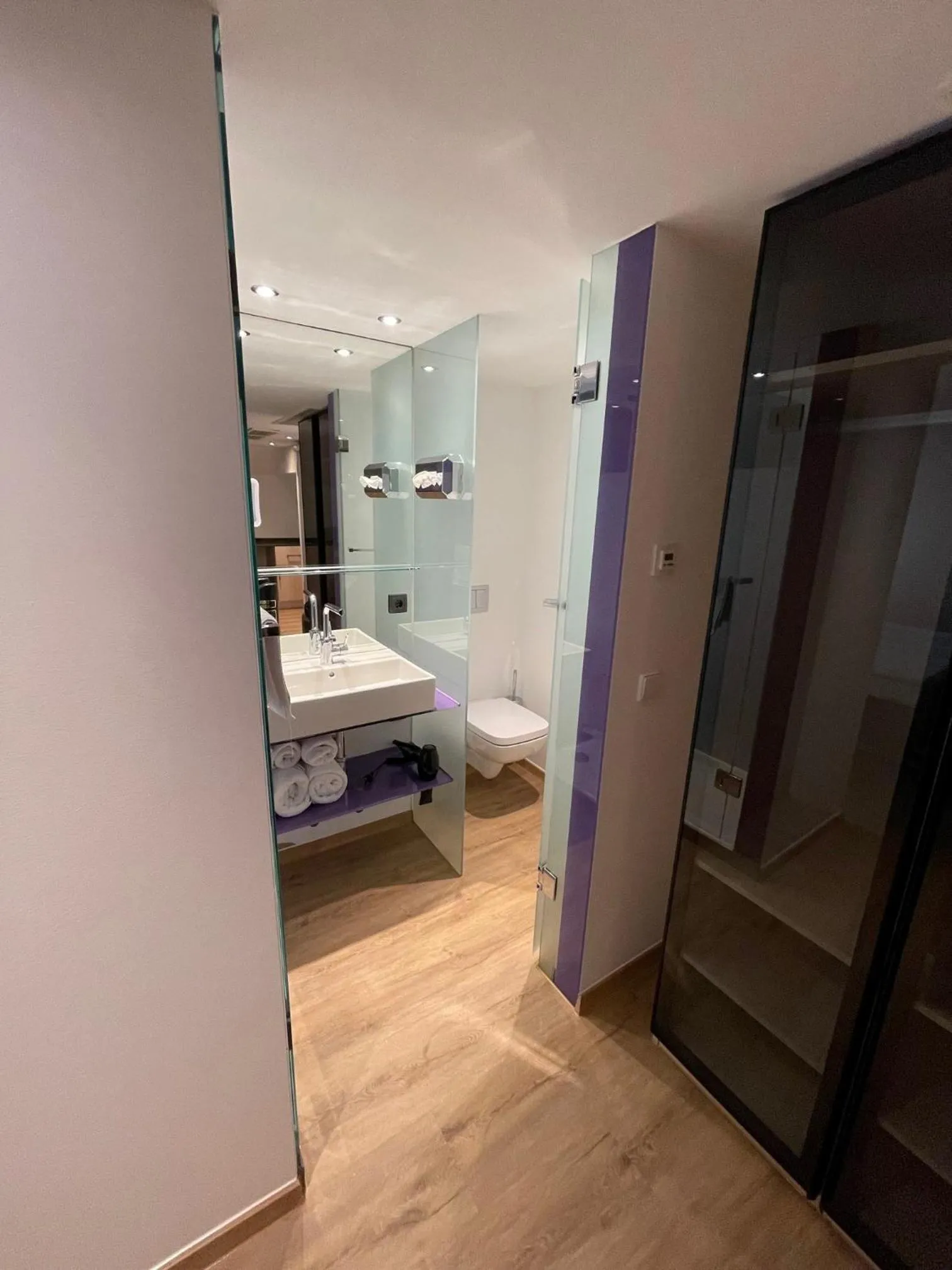 Bathroom, Bed in Bayer's City Hotel