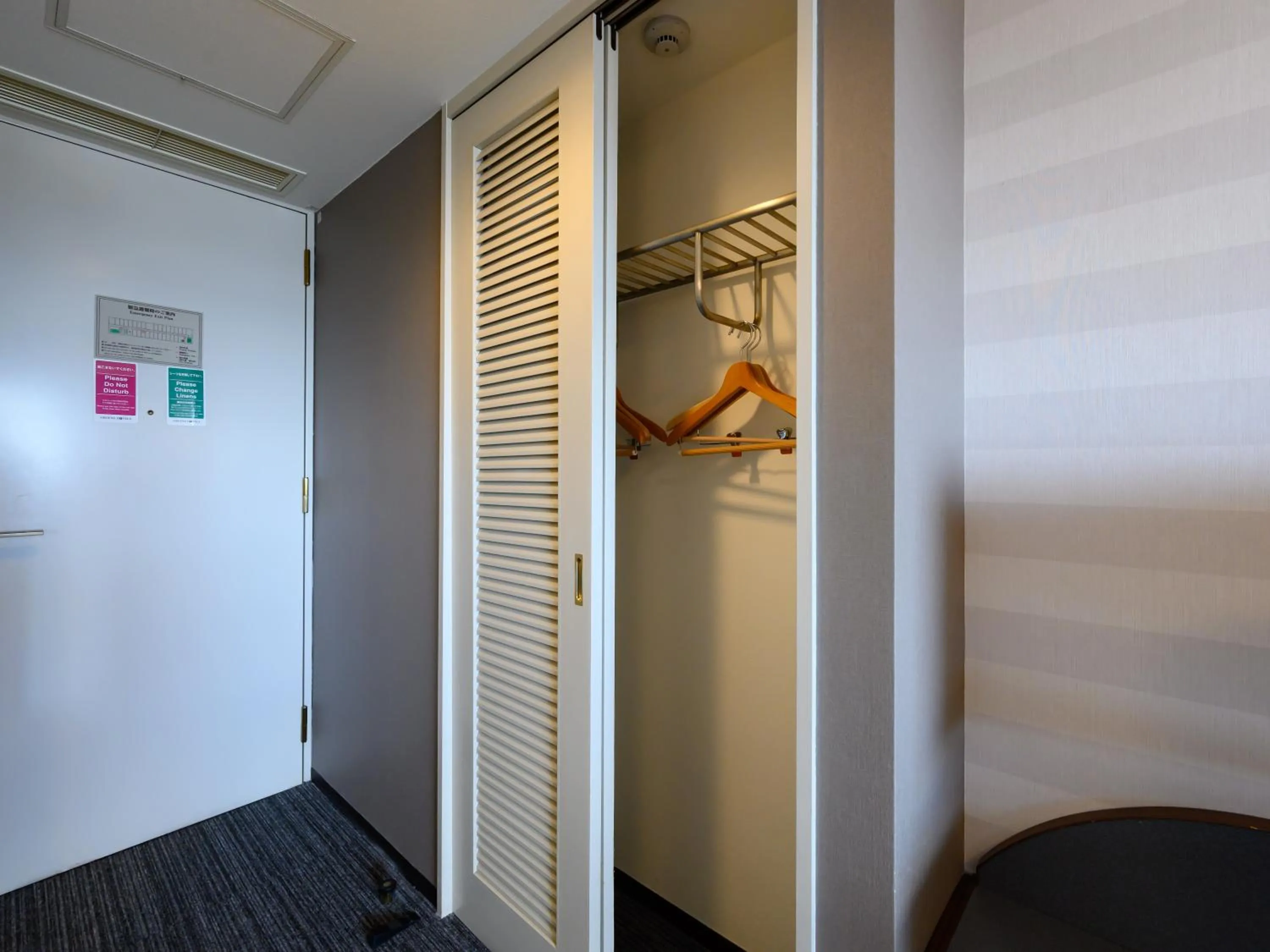 wardrobe in Hotel Green Park Tsu