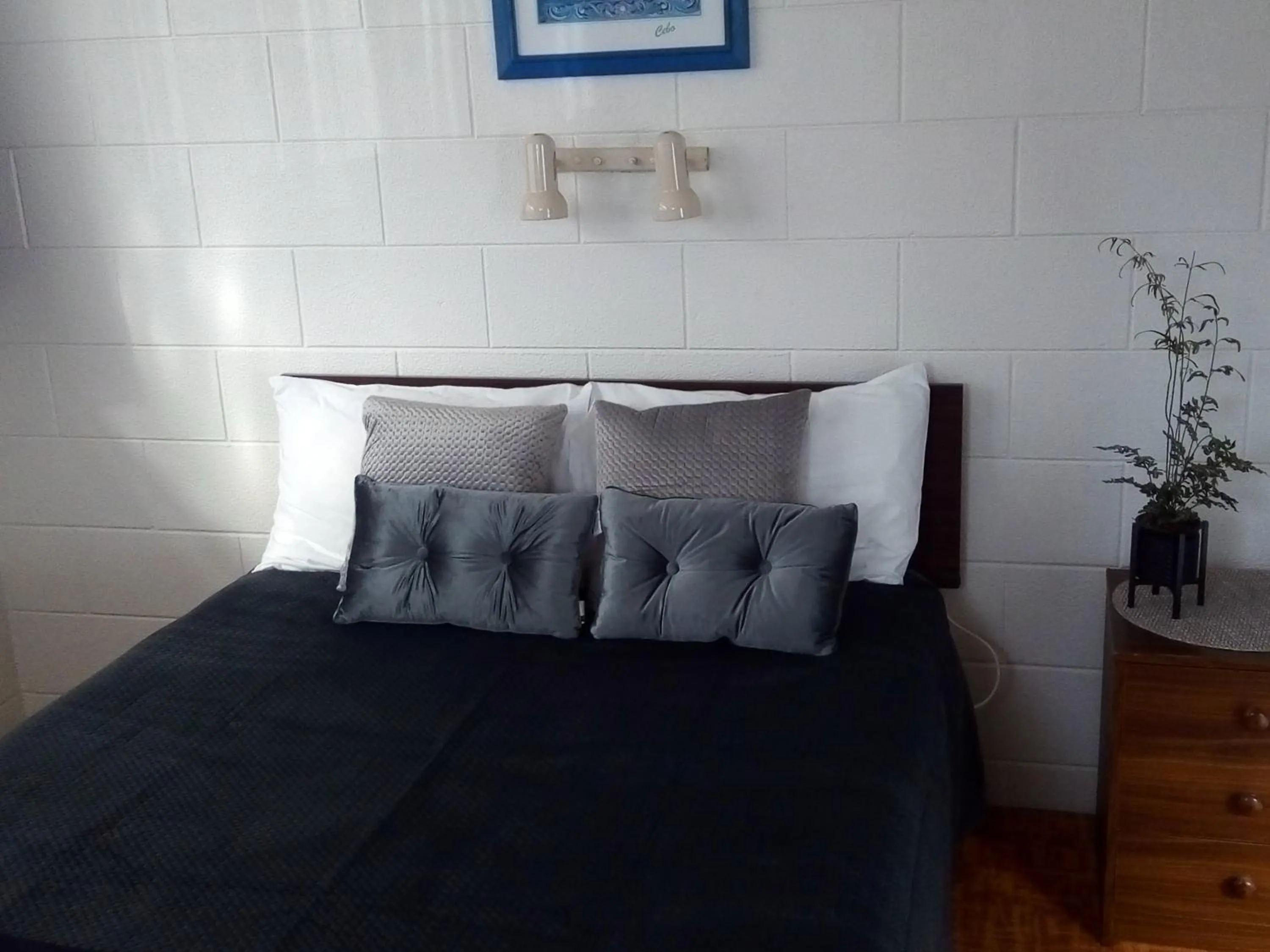 Bed in Redwood Lodge Motel