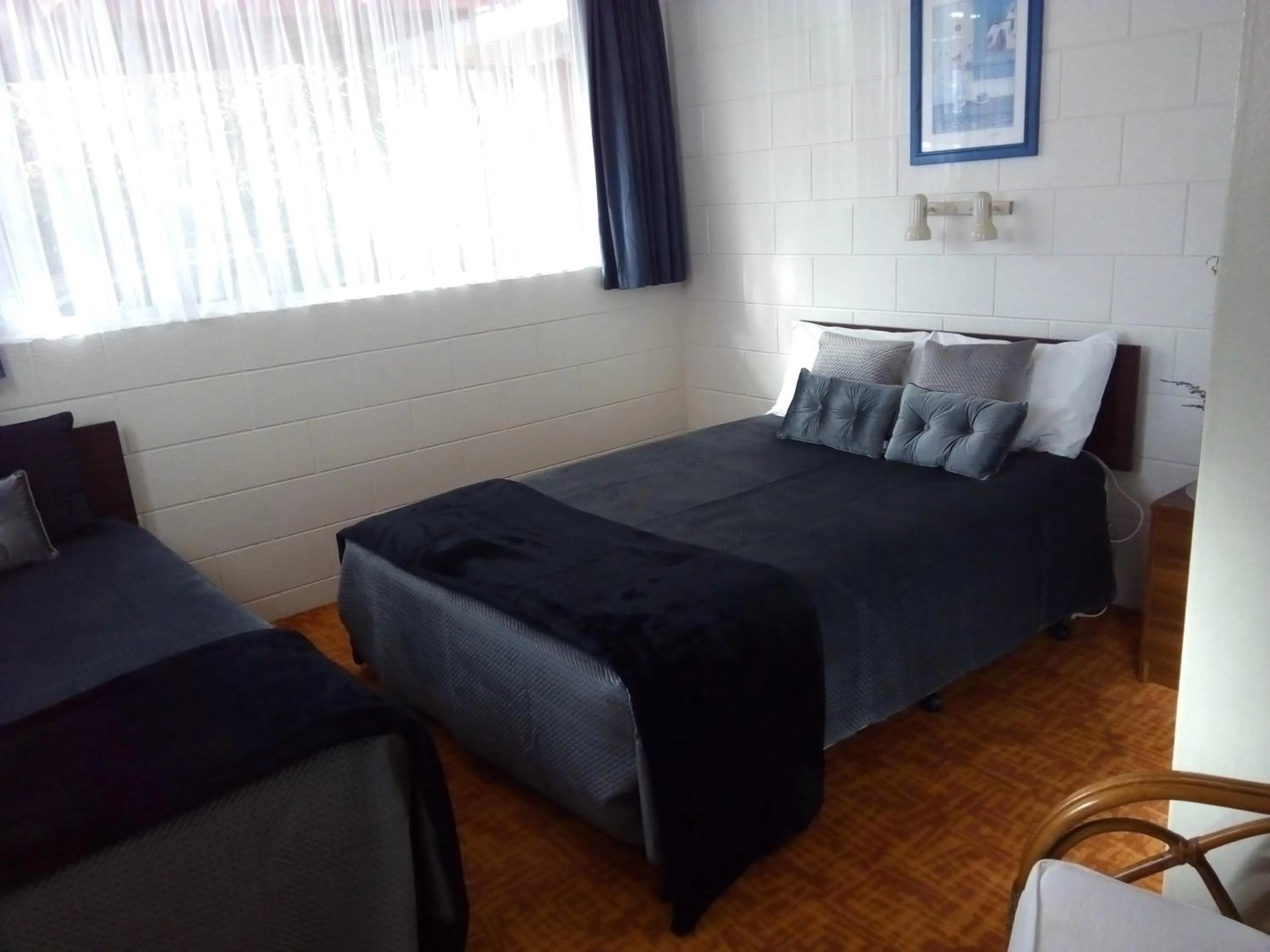 Deluxe Family Room in Redwood Lodge Motel