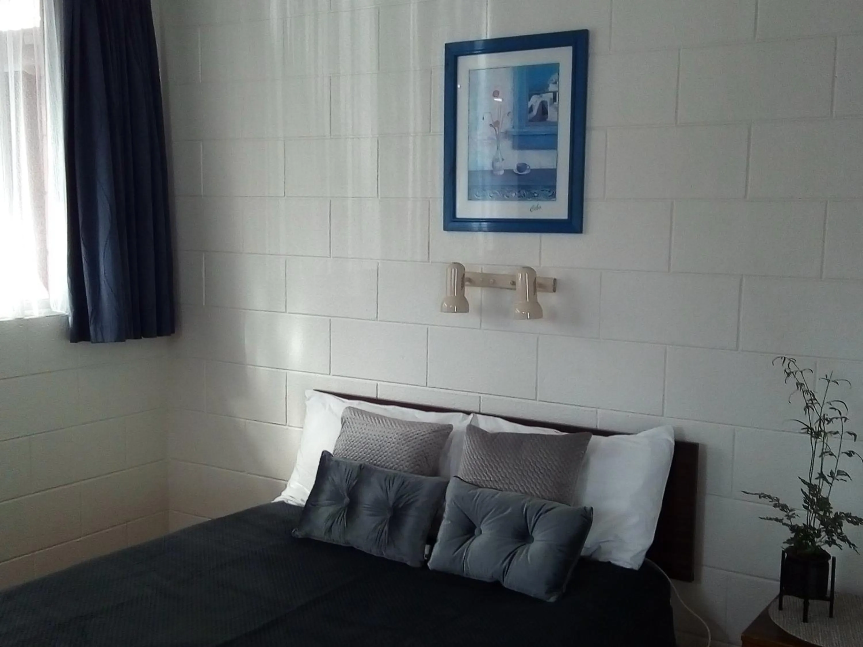 Bed in Redwood Lodge Motel