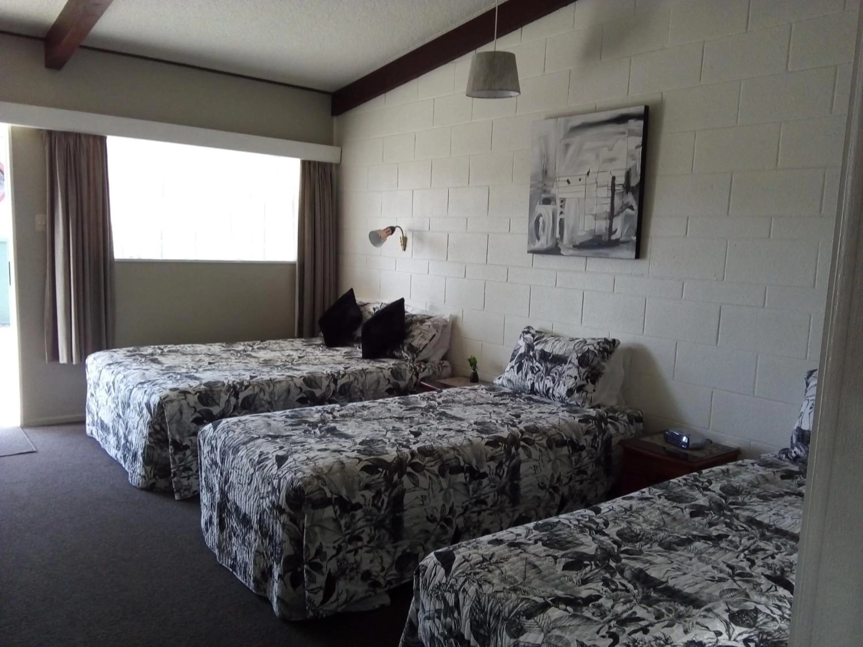 Bed in Redwood Lodge Motel