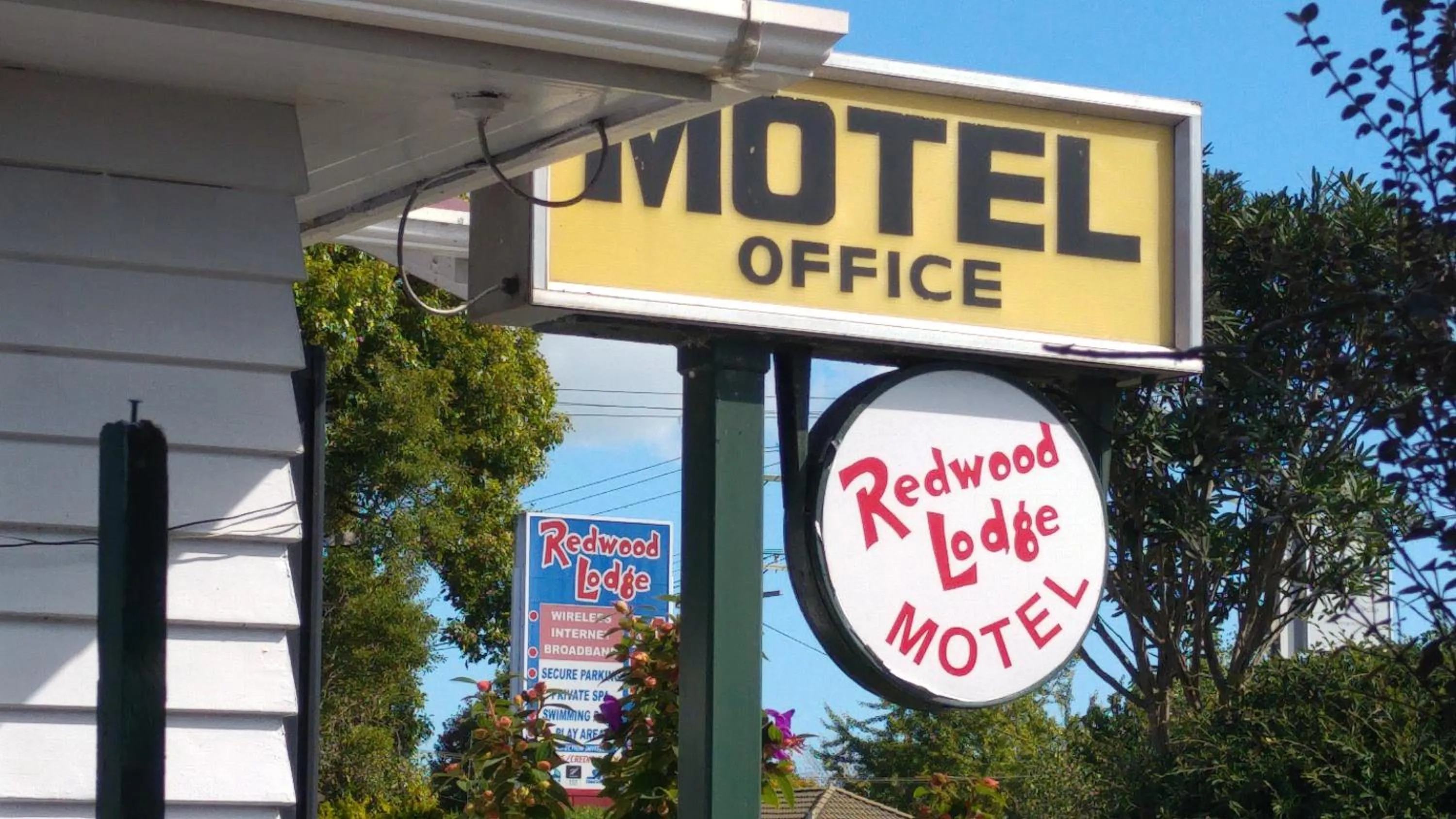 Redwood Lodge Motel