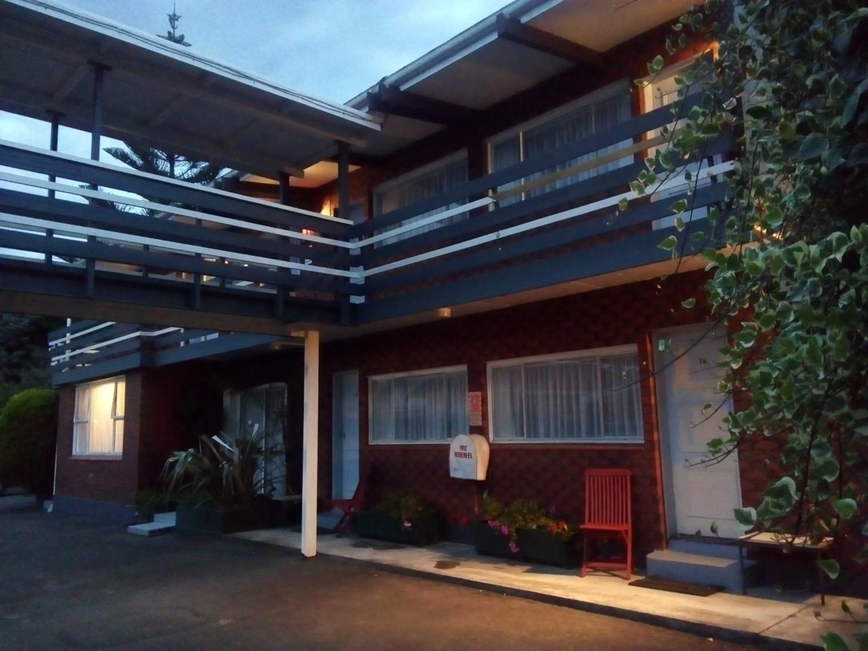 Property building in Redwood Lodge Motel