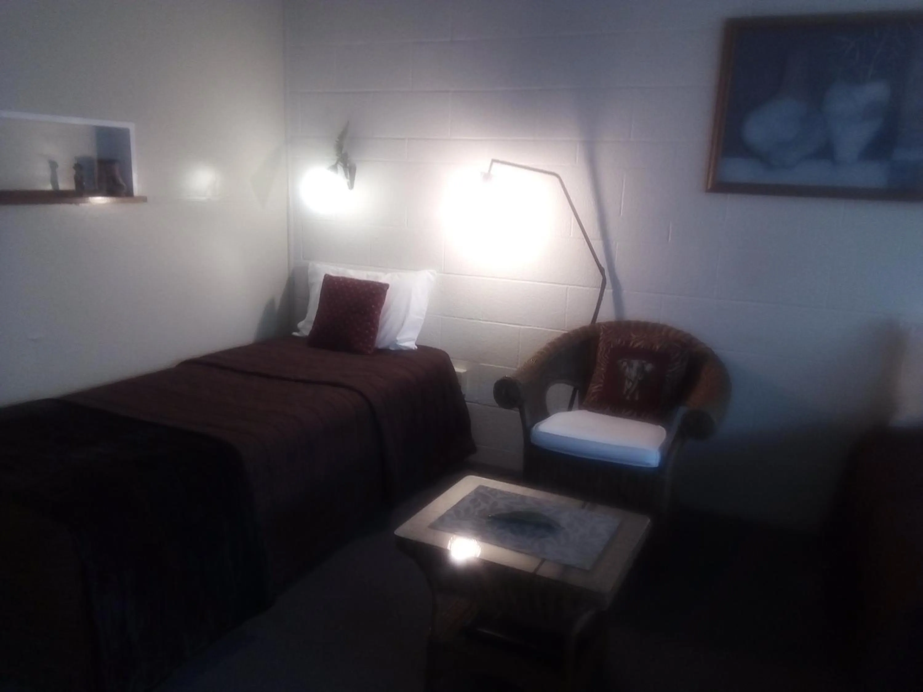 Bed in Redwood Lodge Motel