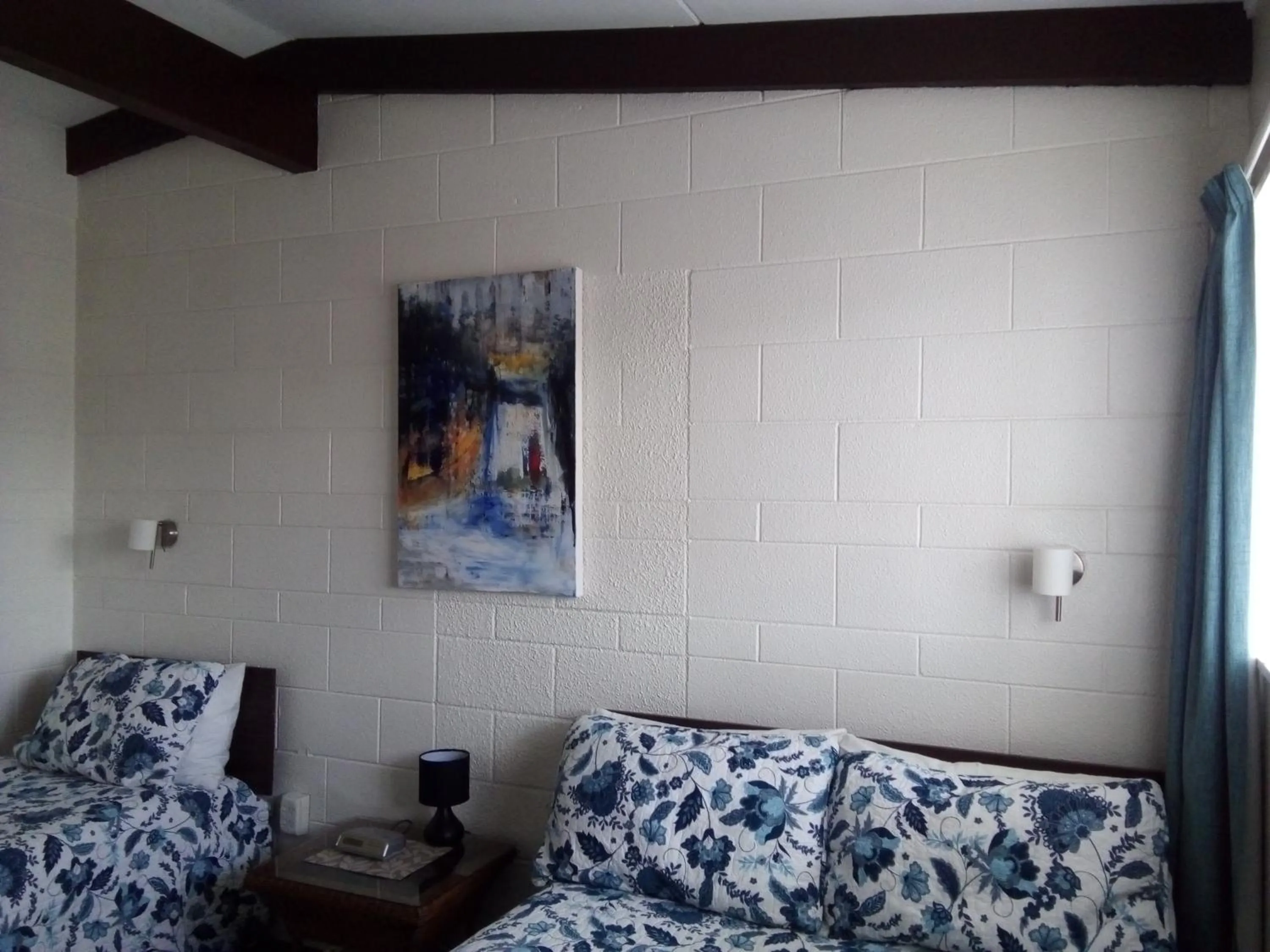 Bed in Redwood Lodge Motel