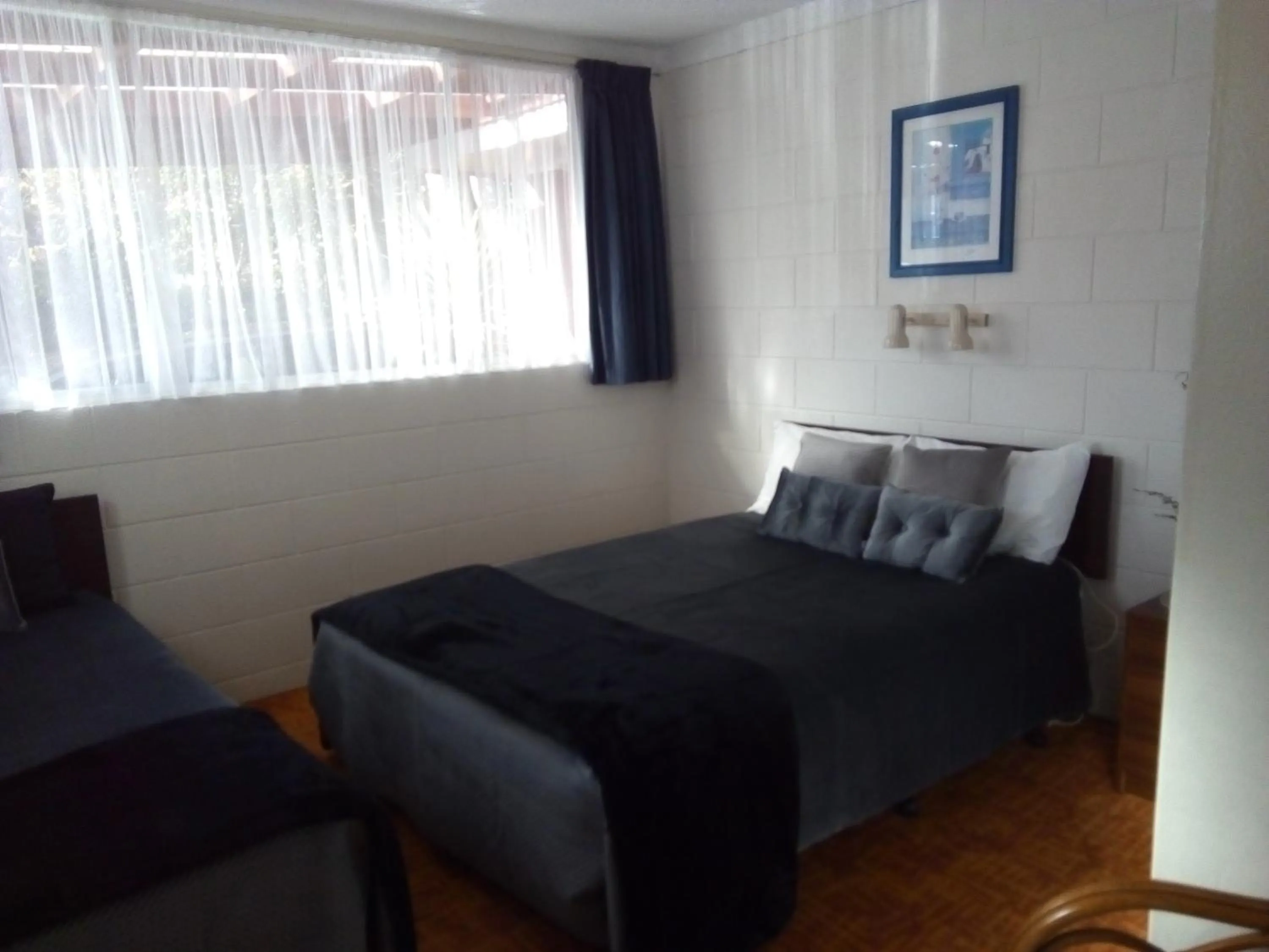 Bed in Redwood Lodge Motel