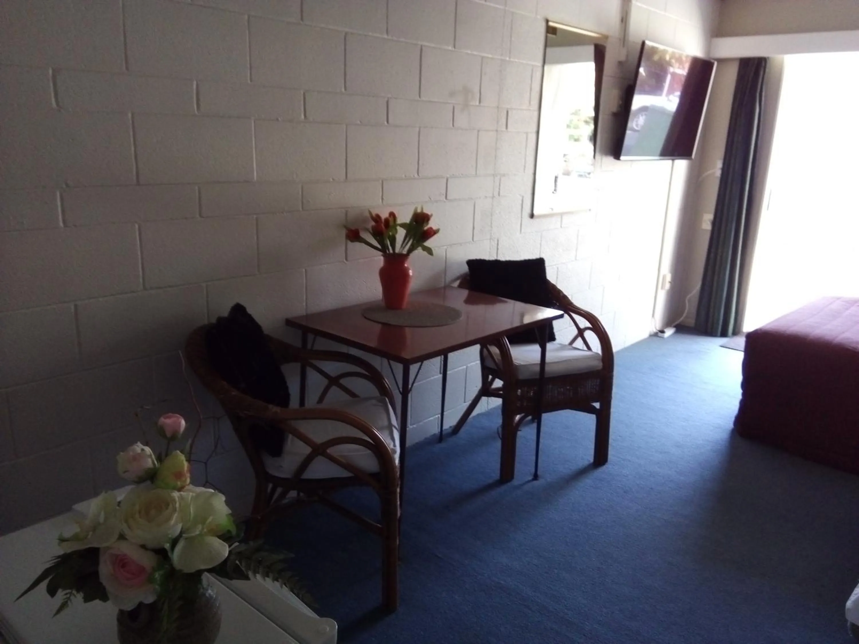 Bed in Redwood Lodge Motel