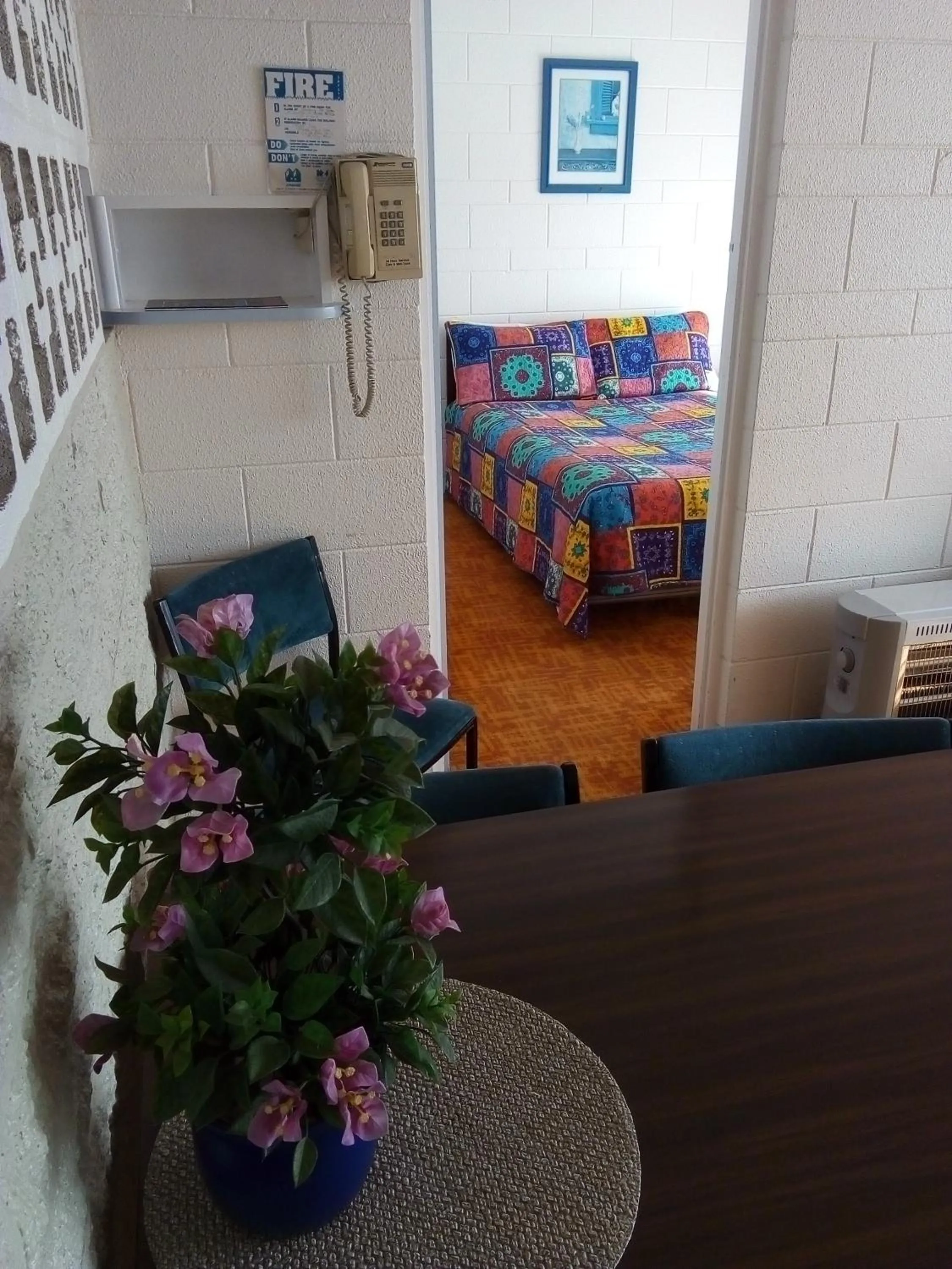 Bed in Redwood Lodge Motel