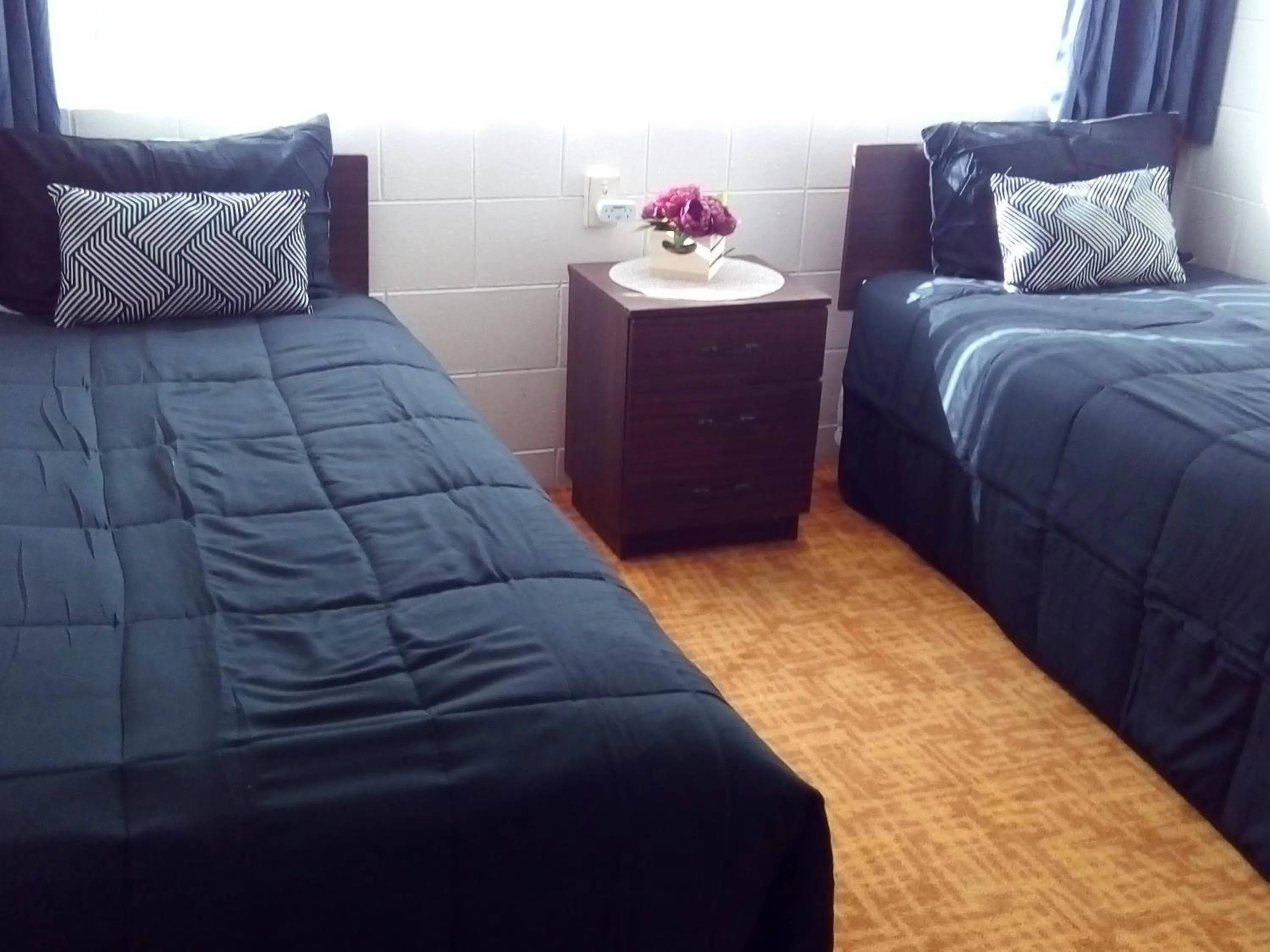 Bed in Redwood Lodge Motel